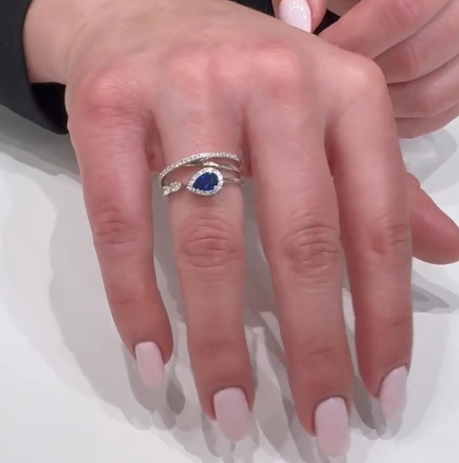 A. Simon G. Zaffiro a forma di pera con diamante aureolato in oro bianco 18 carati in vendita 1
