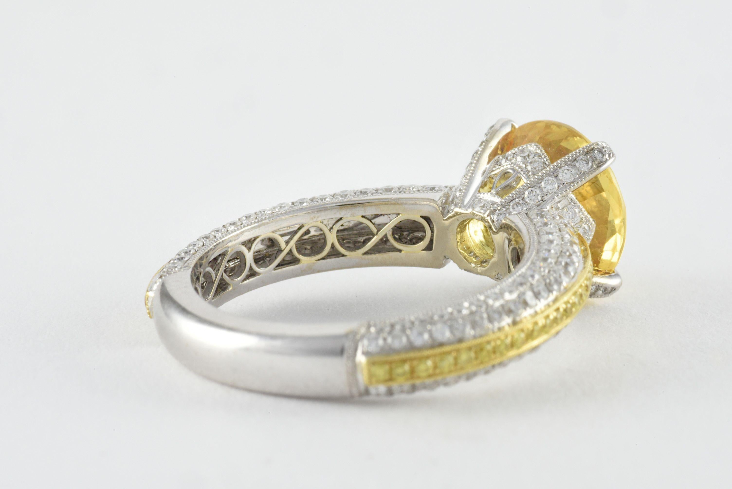 Taille ronde Simon G Bague en saphir jaune naturel non chauffé et diamants en vente