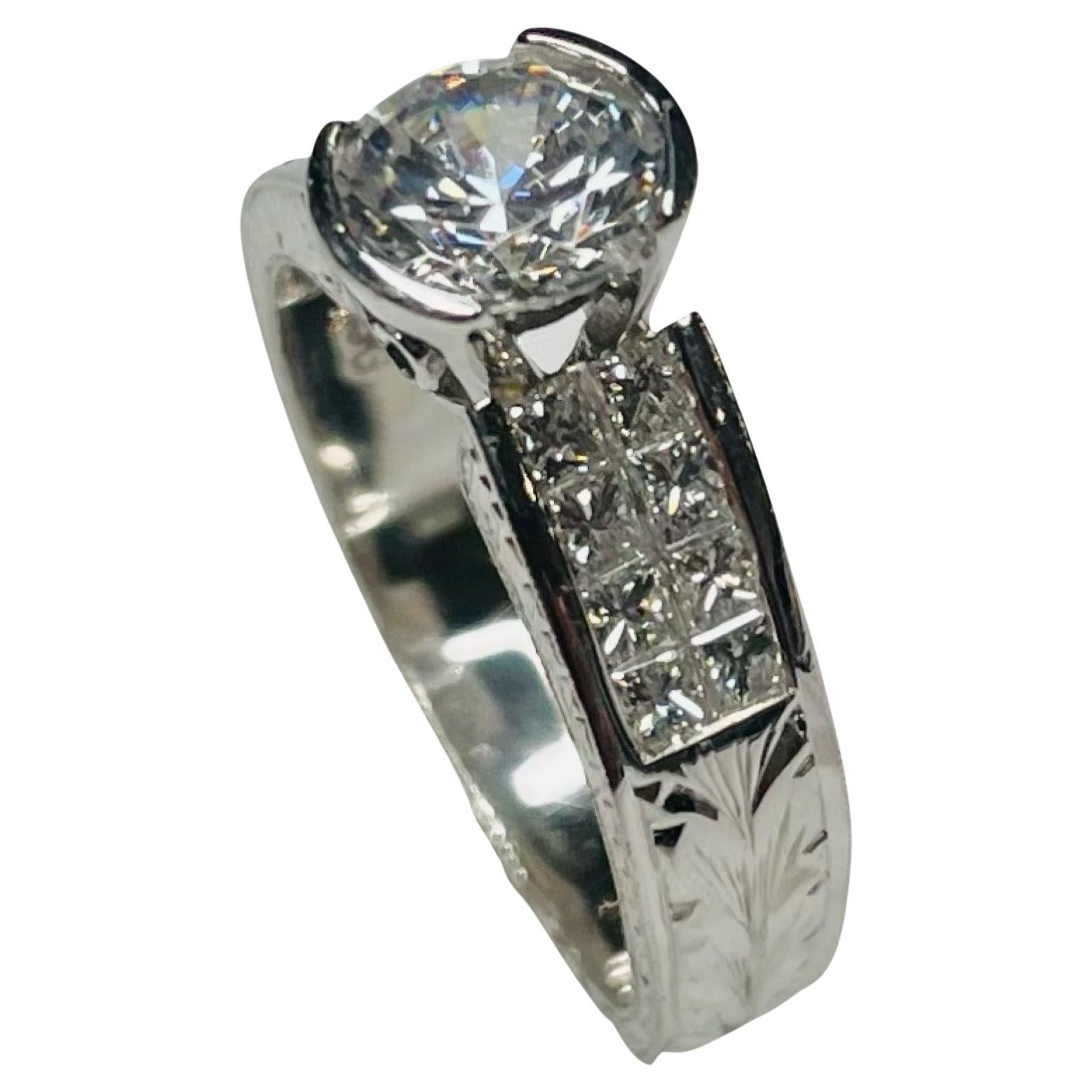 Simon G Platin Verlobungsring mit unsichtbarer Fassung. Er hat einen 6,5 mm großen Cubic Zirconia Center, was einem 1,0 Karat großen Diamanten entspricht. Er ist in einer halben Lünette gefasst. Dieser CZ kann gegen eine Gebühr durch einen farbigen