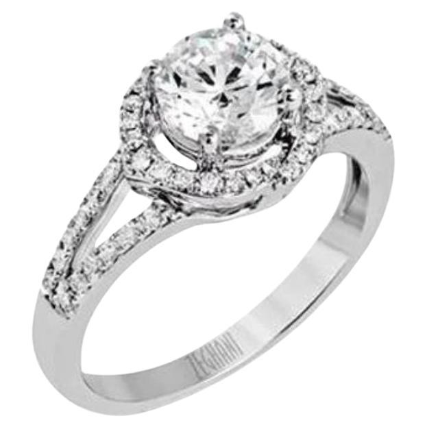 Diese wunderschöne Halo-Verlobungsfassung ist Teil der Delicate Diva Collection, die vom Couture-Brautschmuckdesigner Simon G. für Zeghani entworfen wurde. Der Ring enthält 0,21 ctw weiße Diamanten, Farbe G, Reinheit VS2, gefasst in 14 Karat