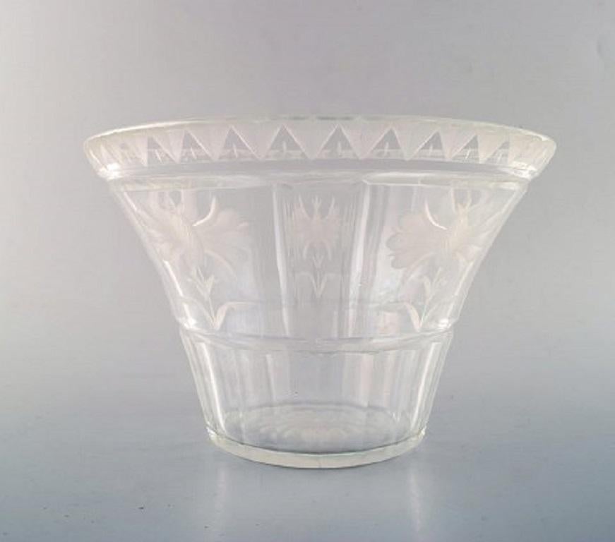 Simon Gate for Orrefors, Art Deco bowl in satin-cut clear art glass, circa 1920s.
Measuring: 20 x 12.5 cm.
In perfect condition.