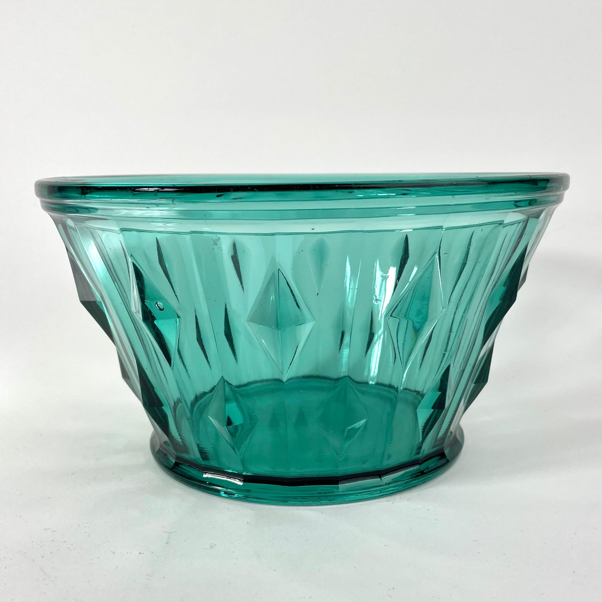 
Simon Gate per Orrefors - Ciotola in vetro pressato Art Déco, Svezia, 1930 ca.

Un'elegante ciotola Art Déco disegnata da Simon Gate (1883-1945) per Orrefors Glasbruk in Svezia. Realizzata in un sorprendente vetro pressato verde-blu, la ciotola ha