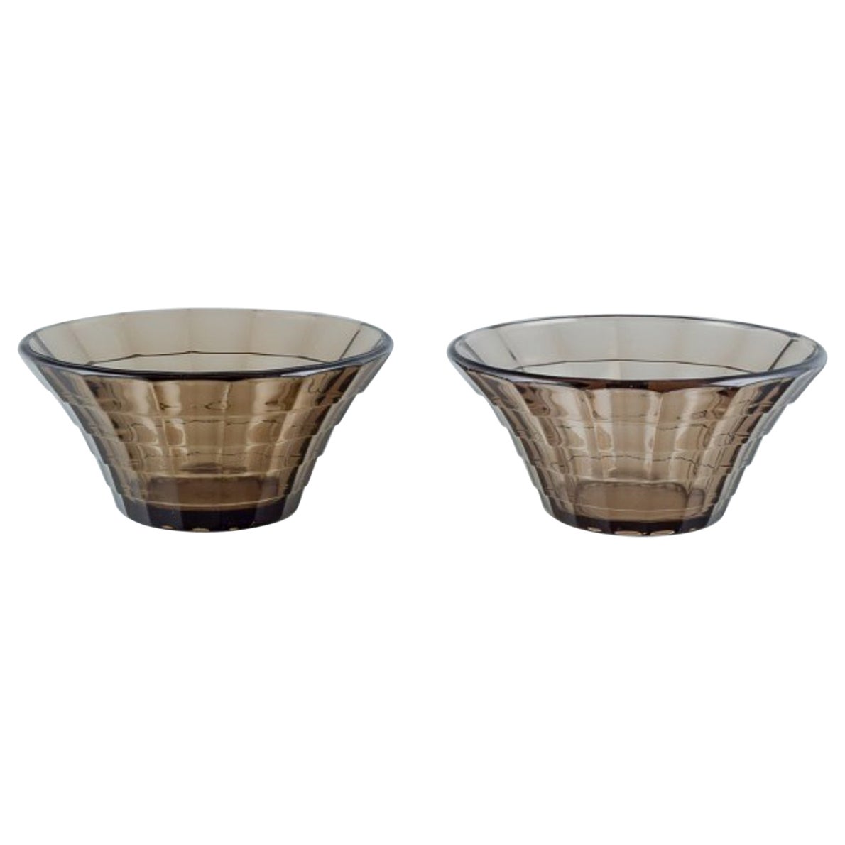 Simon Gate pour Orrefors/Sandvik. Deux bols en verre pressé de couleur fumée