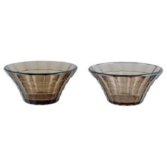 Simon Gate pour Orrefors/Sandvik. Deux bols en verre pressé de couleur fumée