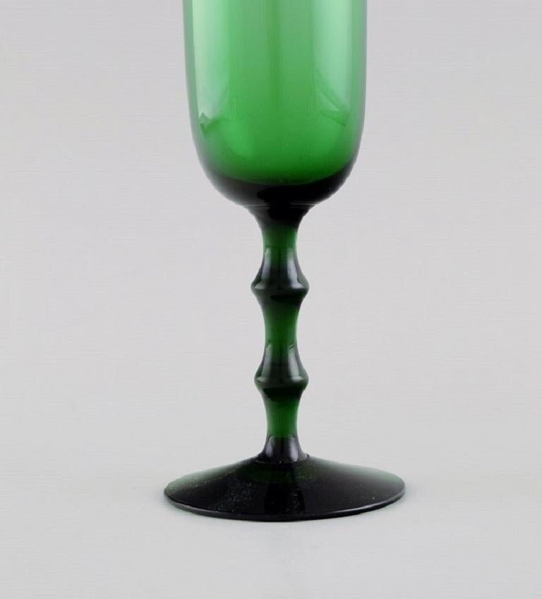 emerald green champagne flutes
