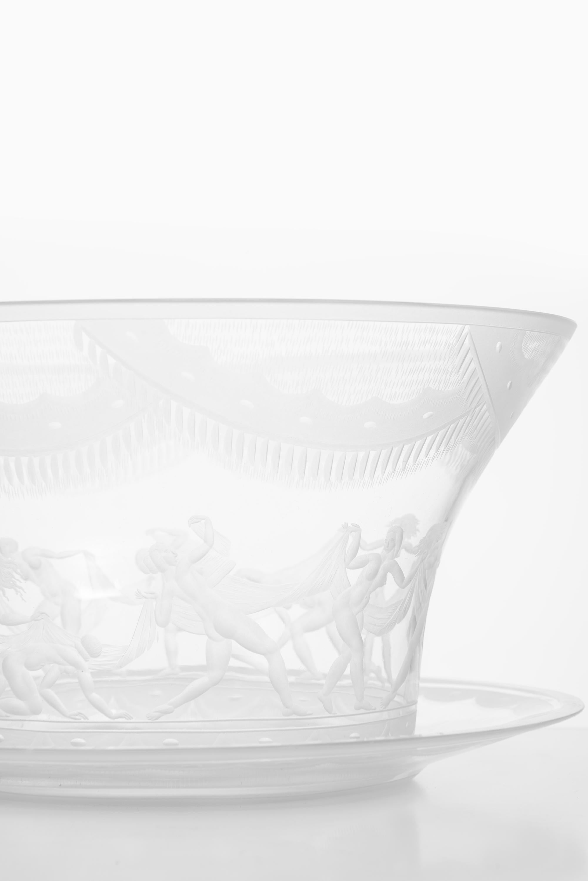 Very rare glass vase model Slöjdansen designed by Simon Gate. Produced by Orrefors in Sweden. Signed Orrefors Gate 109 25 KR (engraver Karl Rössler).