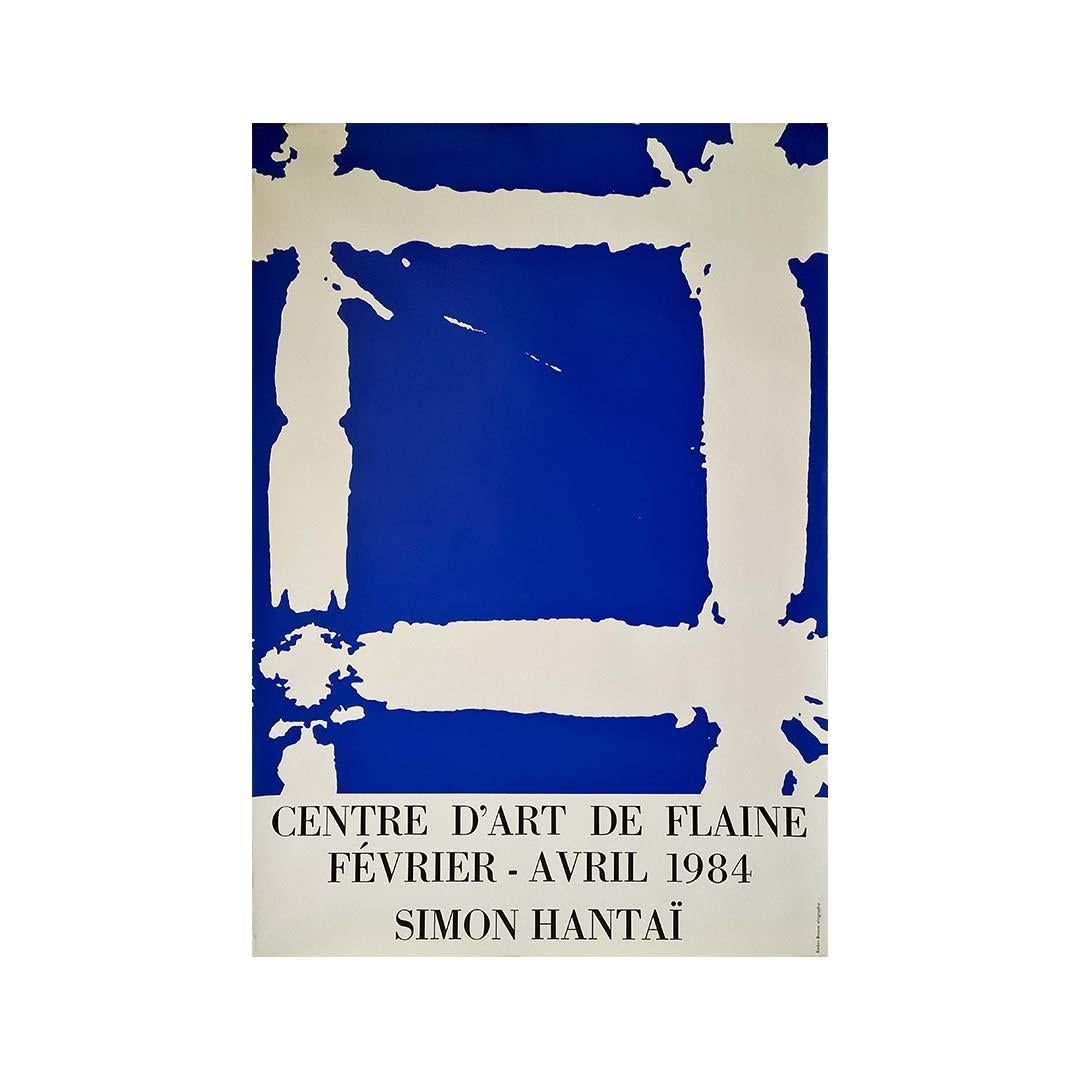 Cette affiche présente l'exposition personnelle de Simon Hantaï au centre d'art de Flaine.
Simon Hantaï est un peintre et un artiste conceptuel franco-hongrois. Dans les années 1960, il a développé une méthode de pliage des toiles qu'il recouvrait