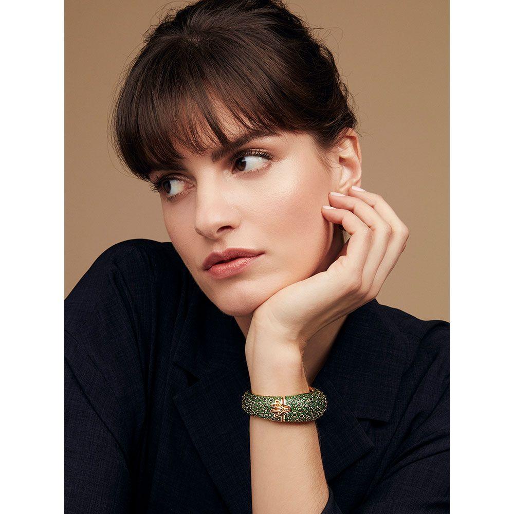 Tactile surface and craftsmanship make the Frog Prince bangle a unique statement. The outer surface is set with tiny cabochon stones and Swarovski ® crystals. The playful catch is in the shape of a frog’s hand. 