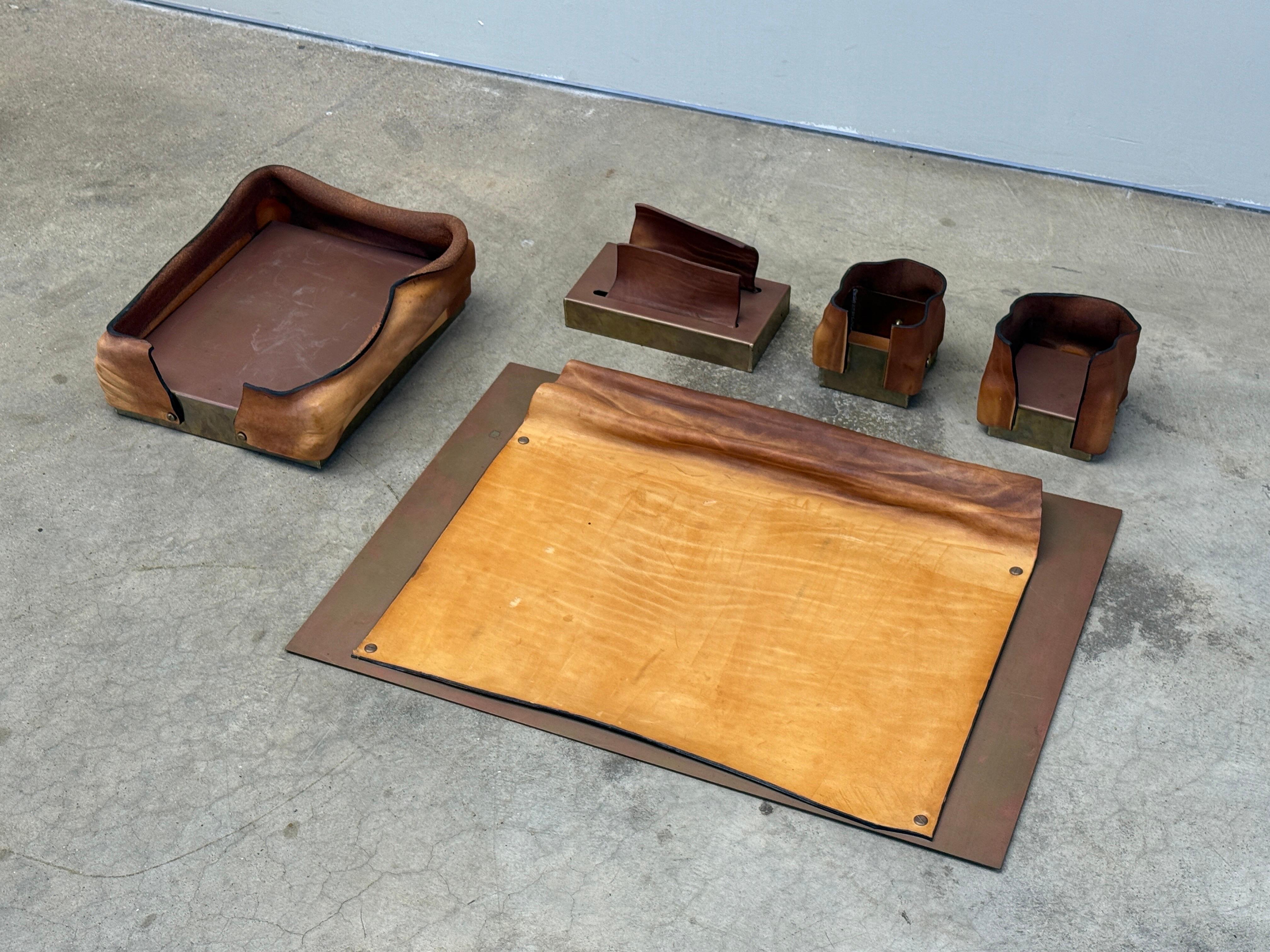 Un set da scrivania di cinque pezzi in pelle cotta e ottone di Simon Hasan, 2009, proveniente dalla galleria Johnson Trading. 