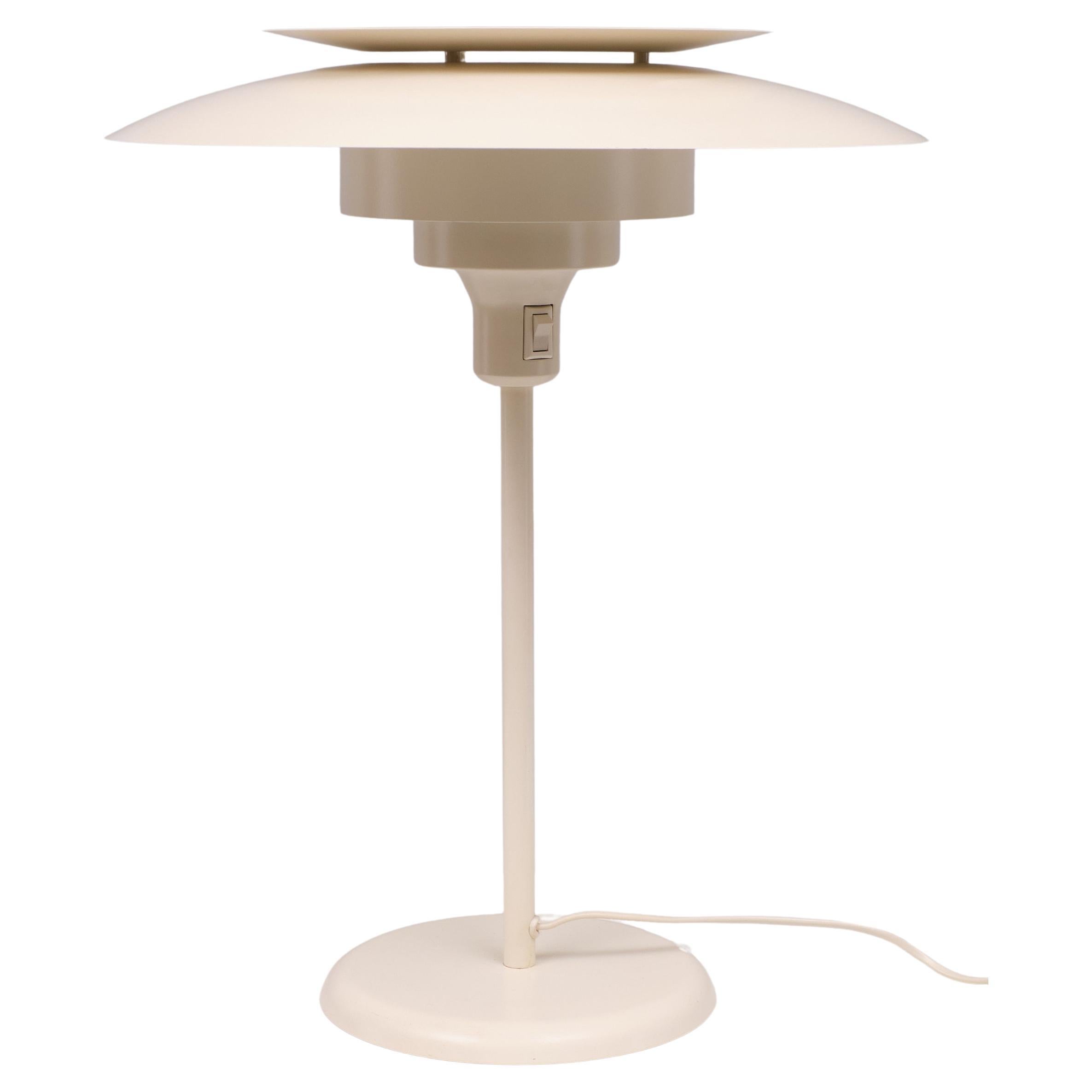 Very nice Metal table lamp,. Produced by Lyskaer Belysning .
Designed by Simon Henningsen ,The son of the Famous Paul Henningsen 
Designer of the Poulsen Lamps . Model 2015 .
Very good condition . signed . Off White color . 