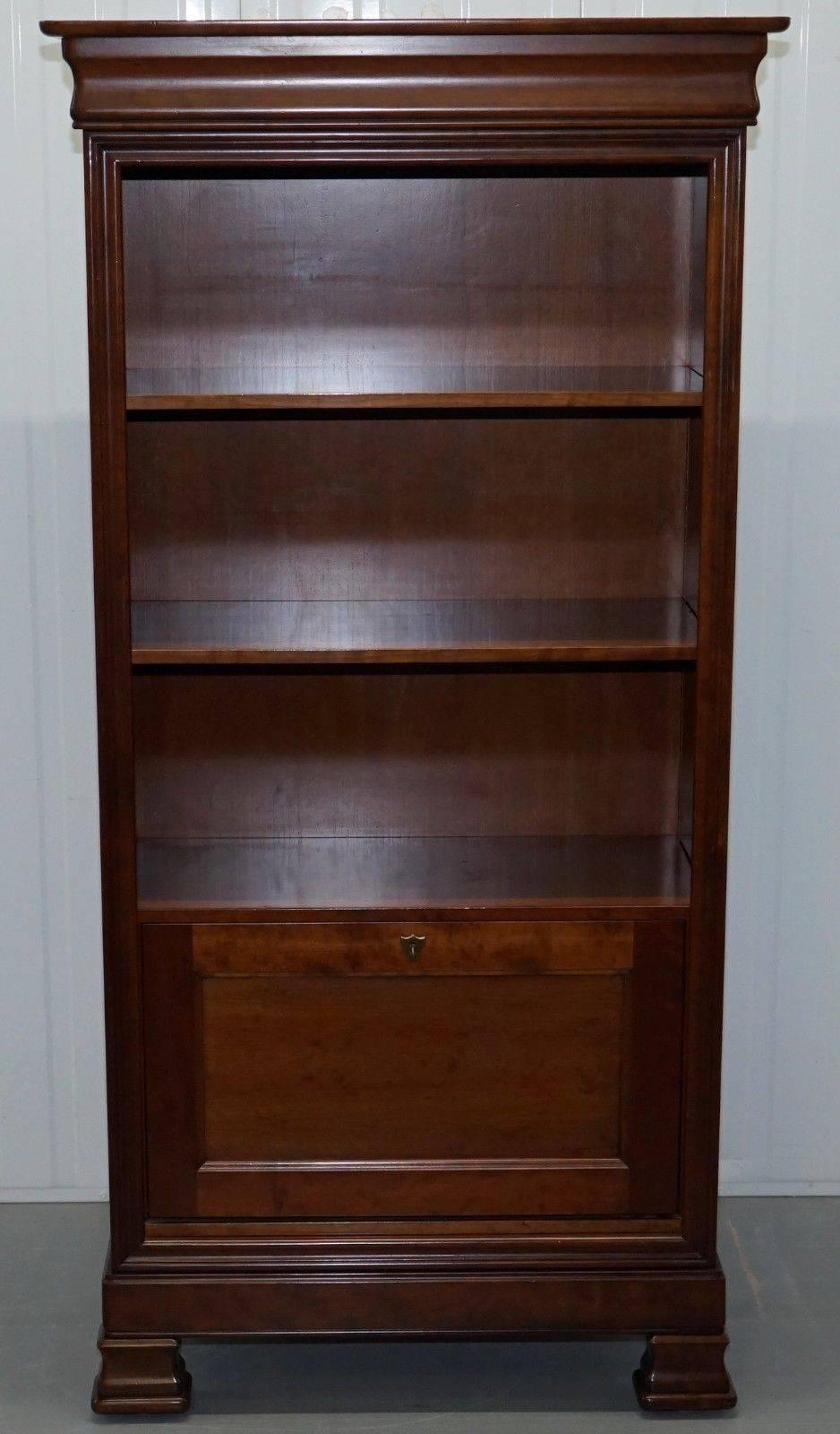 Nous sommes ravis d'offrir à la vente cette très belle et fonctionnelle bibliothèque Simon Horn of Chelsea en bois de cerisier avec armoire verrouillable

Une très belle pièce bien faite en état légèrement restauré:: nous l'avons nettoyée:: cirée et