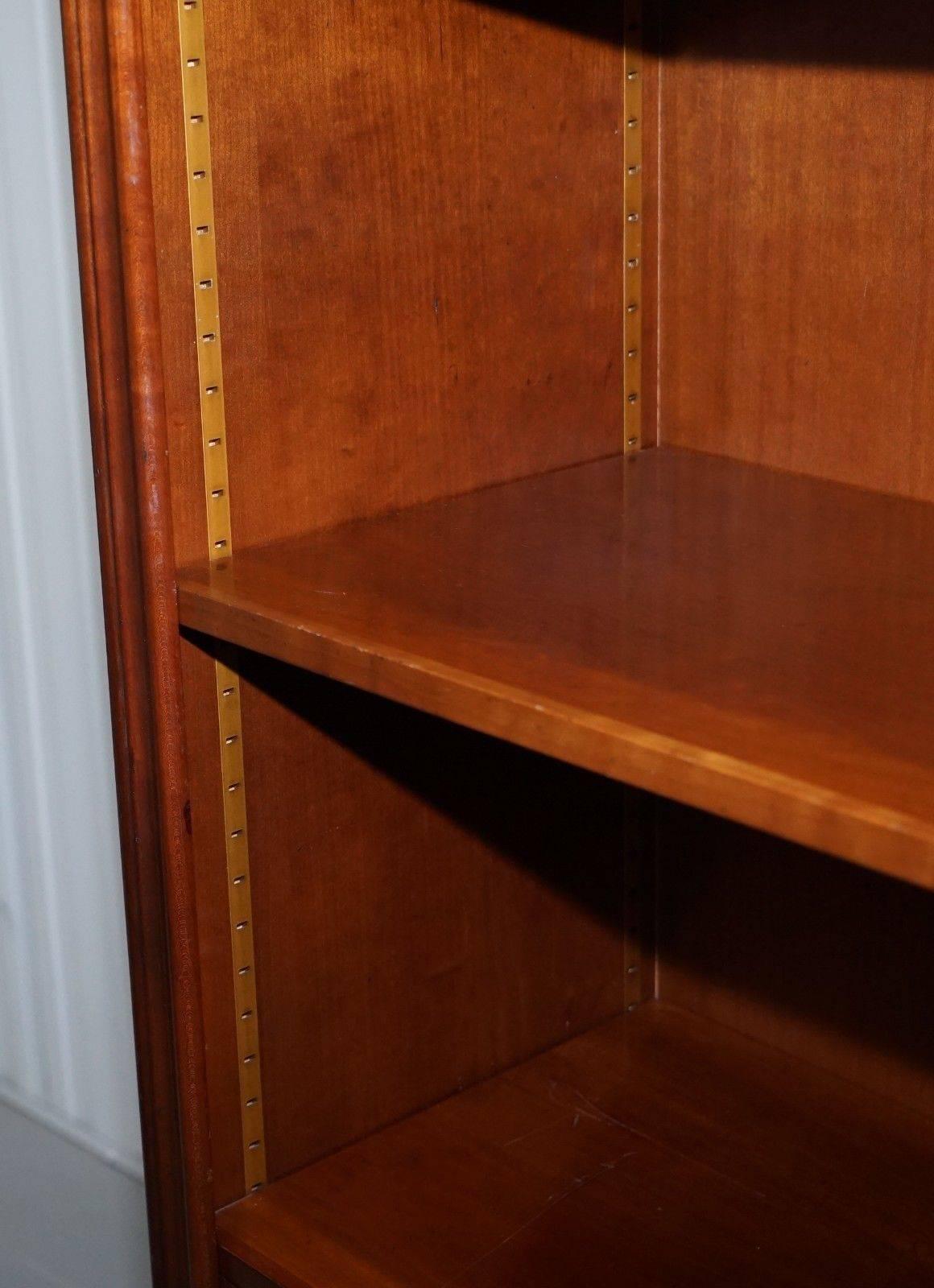 Simon Horn of Chelsea Bibliothèque en bois de cerisier Cabinet de boissons Etagère Secrétaire Bon état à West Sussex, Pulborough