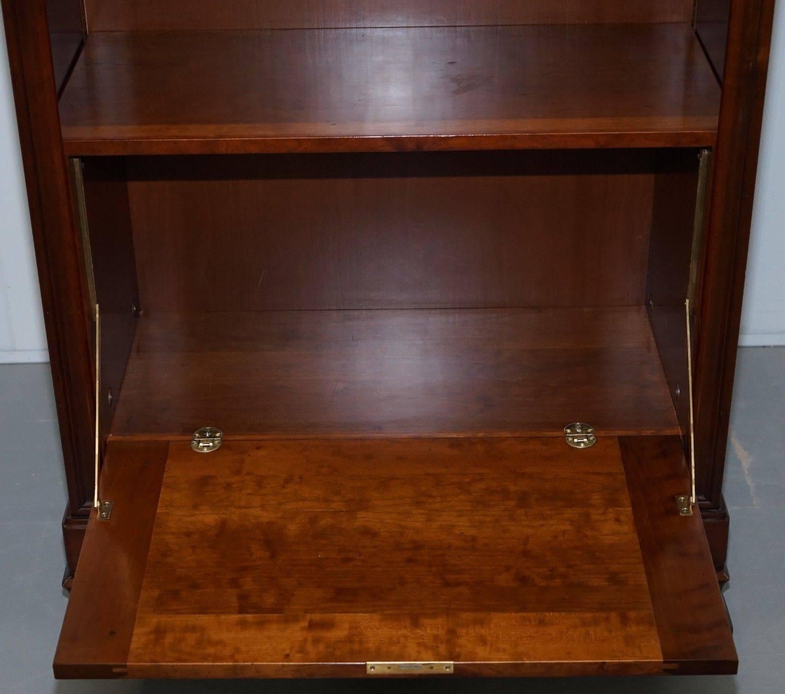 XXIe siècle et contemporain Simon Horn of Chelsea Bibliothèque en bois de cerisier Cabinet de boissons Etagère Secrétaire