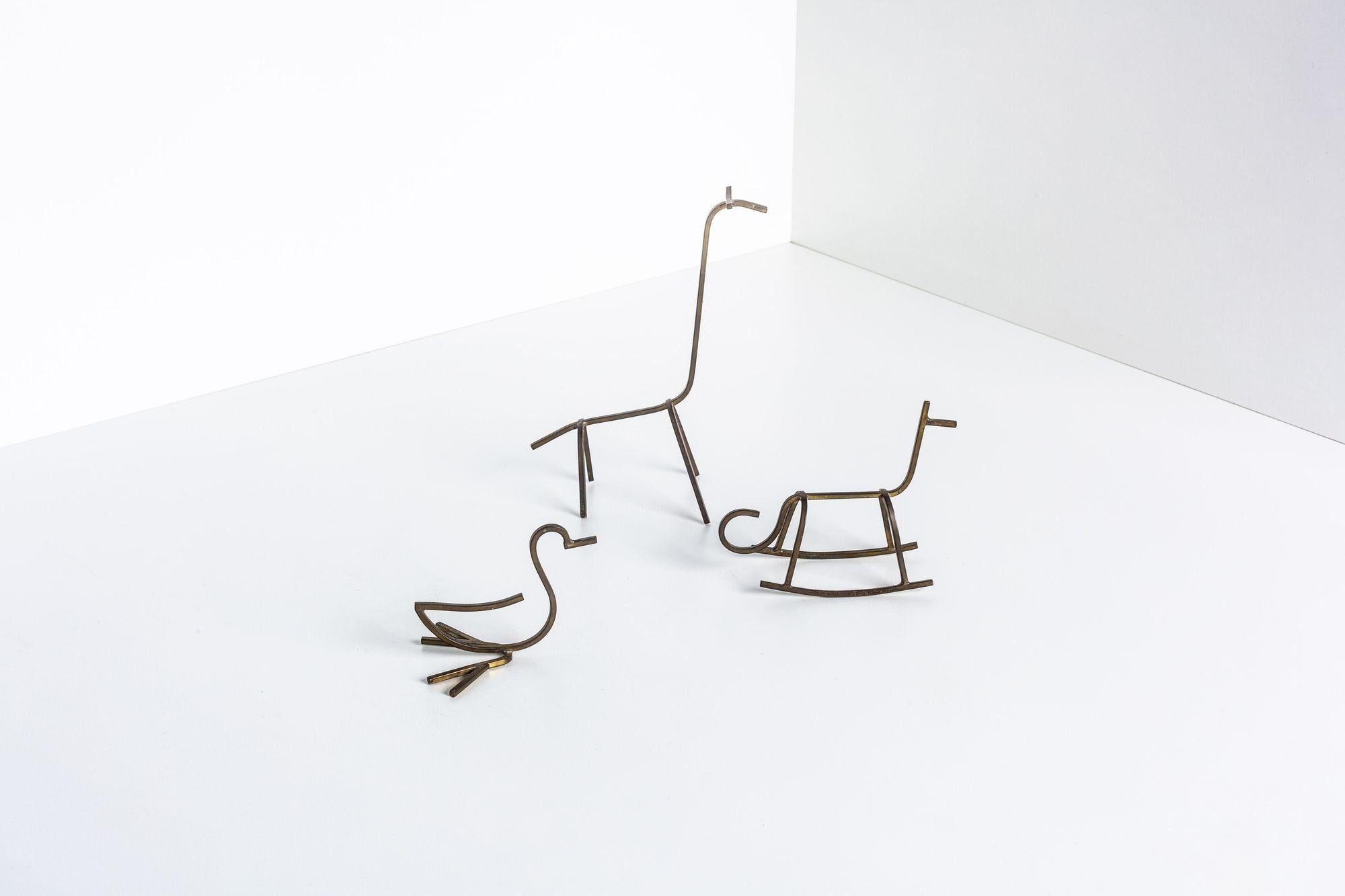 Simon Kops Satz minimalistischer Tierskulpturen aus massivem Messing;
Handgefertigte Giraffe, Ente und Pferd
Jeweils auf der Unterseite signiert, Simon Kops
Giraffe 7,50