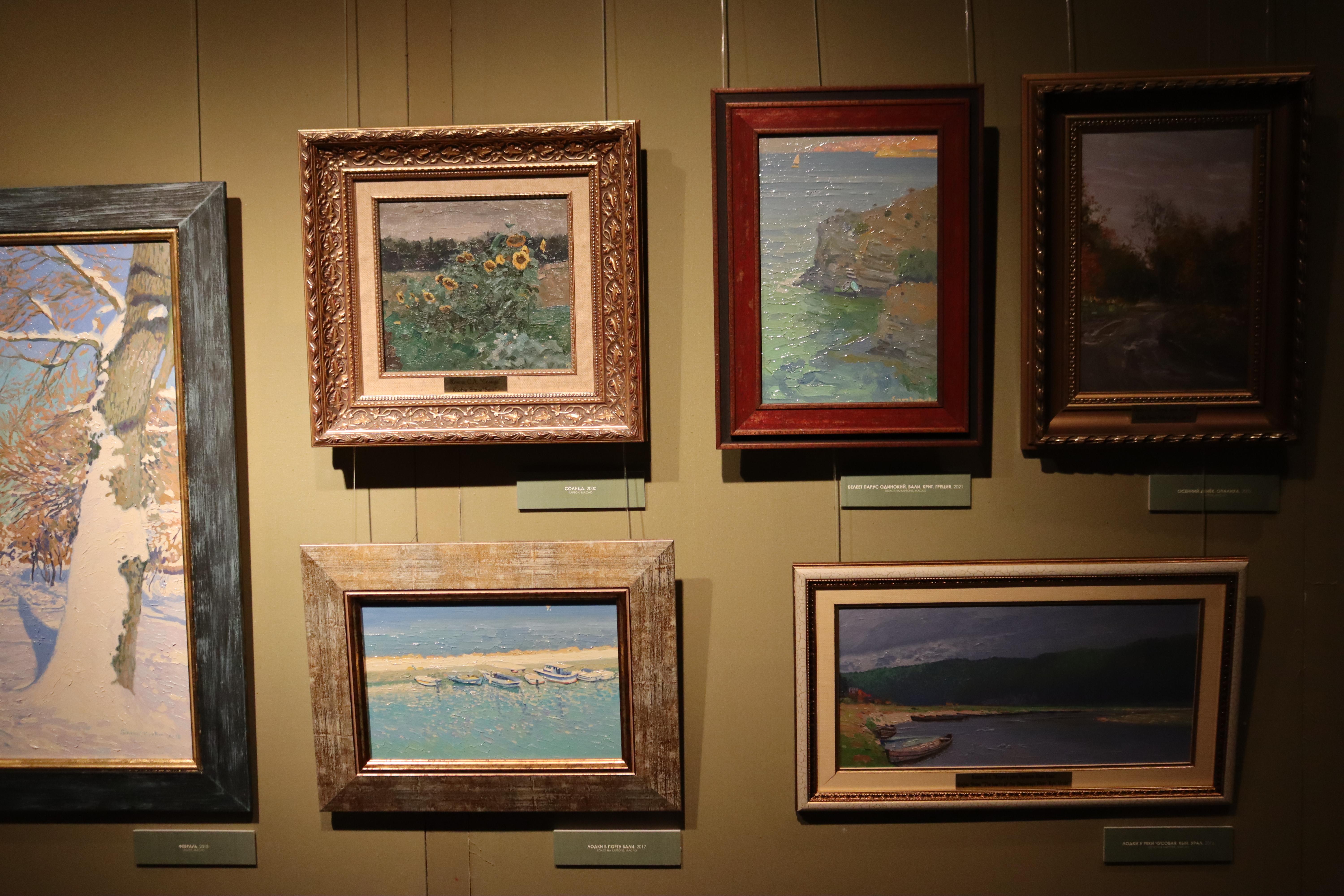 Una vela bianca e solitaria brilla. Bali. Creta. Grecia in vendita 10