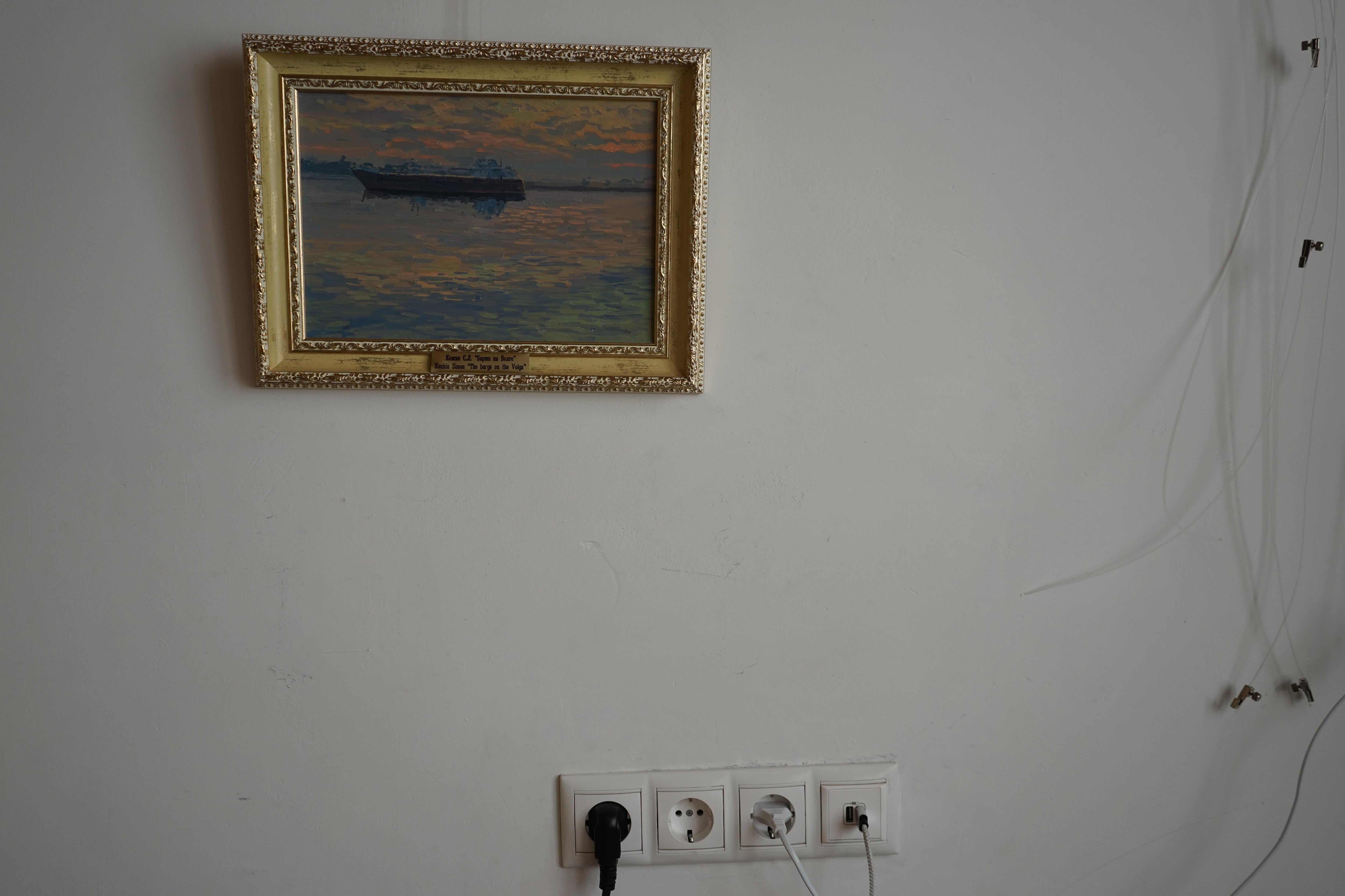 Barcaza en el Volga - Landscape Painting Gris de Simon Kozhin