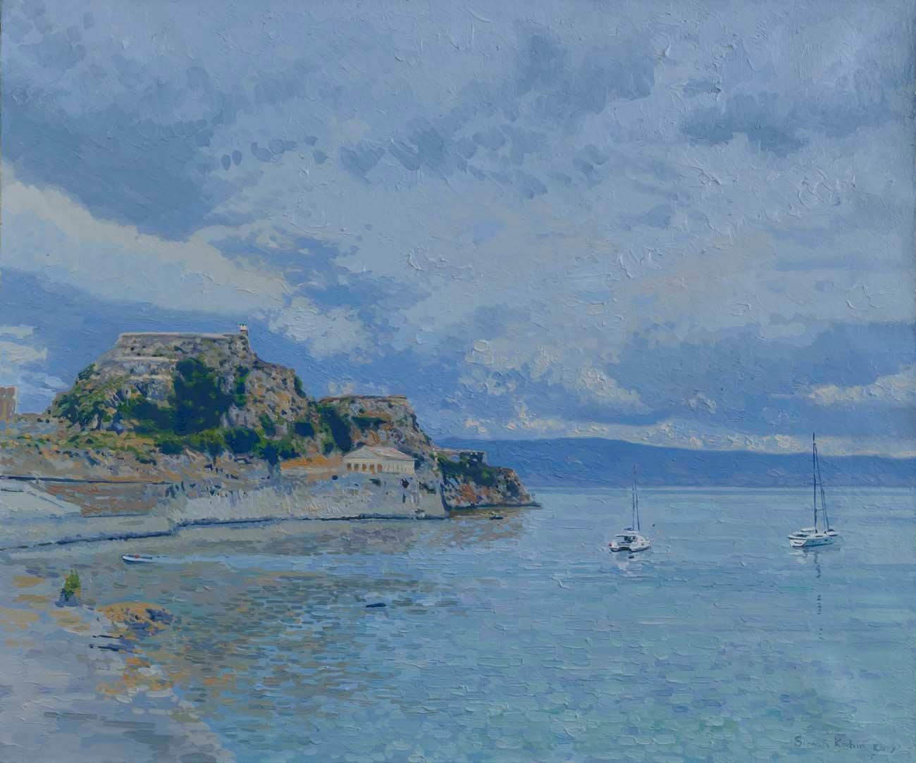In una delle rare giornate estive nuvolose, mi sono recata a Kerkyra e ho passeggiato lungo le pittoresche rive della baia di Garitsa, da cui si gode la vista del Mar Ionio e dell'antica fortezza veneziana della città di Corfù. In una simile