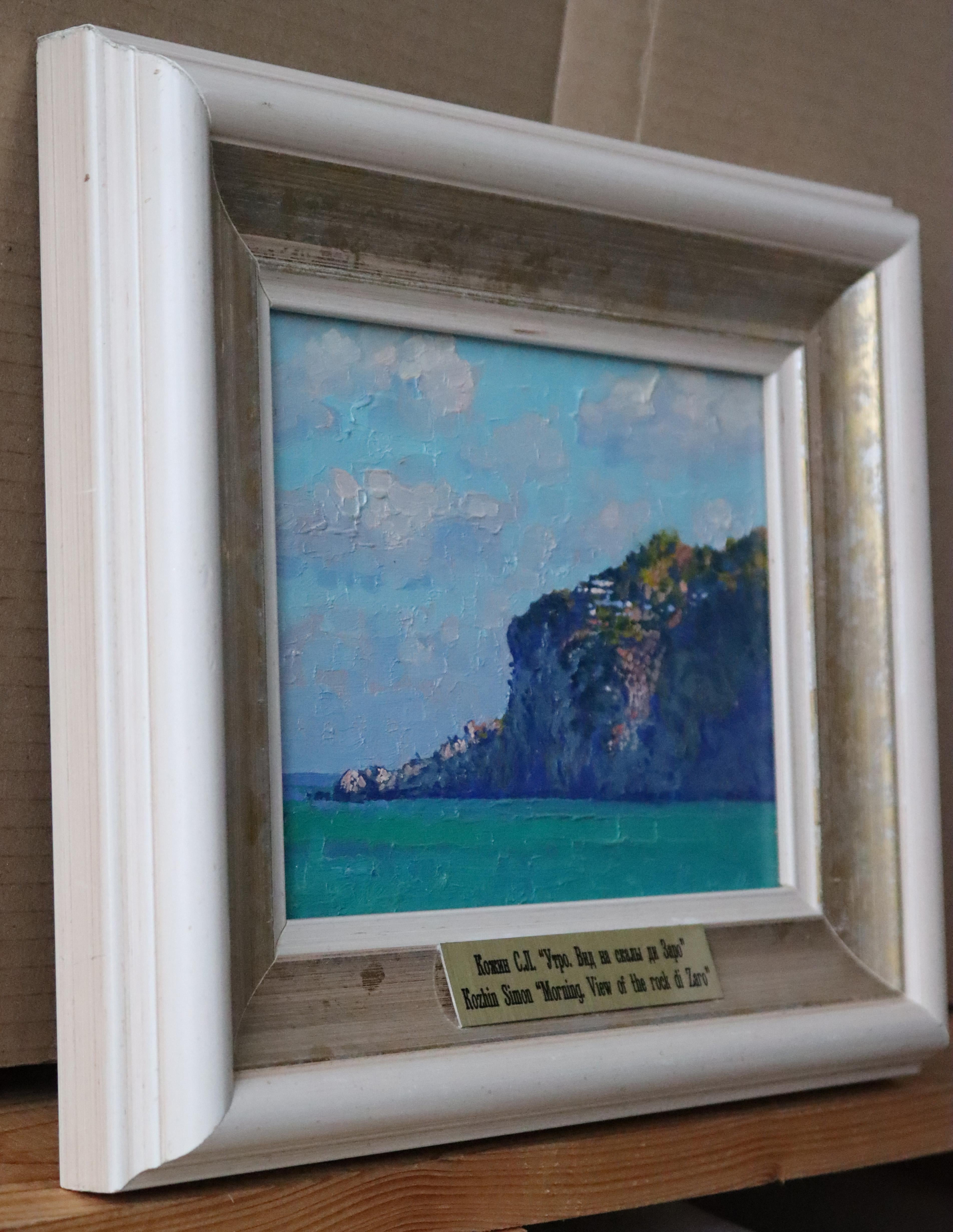 Al mattino sull'isola d'Ischia, la luce radente del sole sfiora appena i caldi spruzzi delle cenge sugli scogli del Di Zaro. Le delicate e appena percettibili transizioni tonali nelle luci e le ombre fredde in contrasto trasmettono la struttura