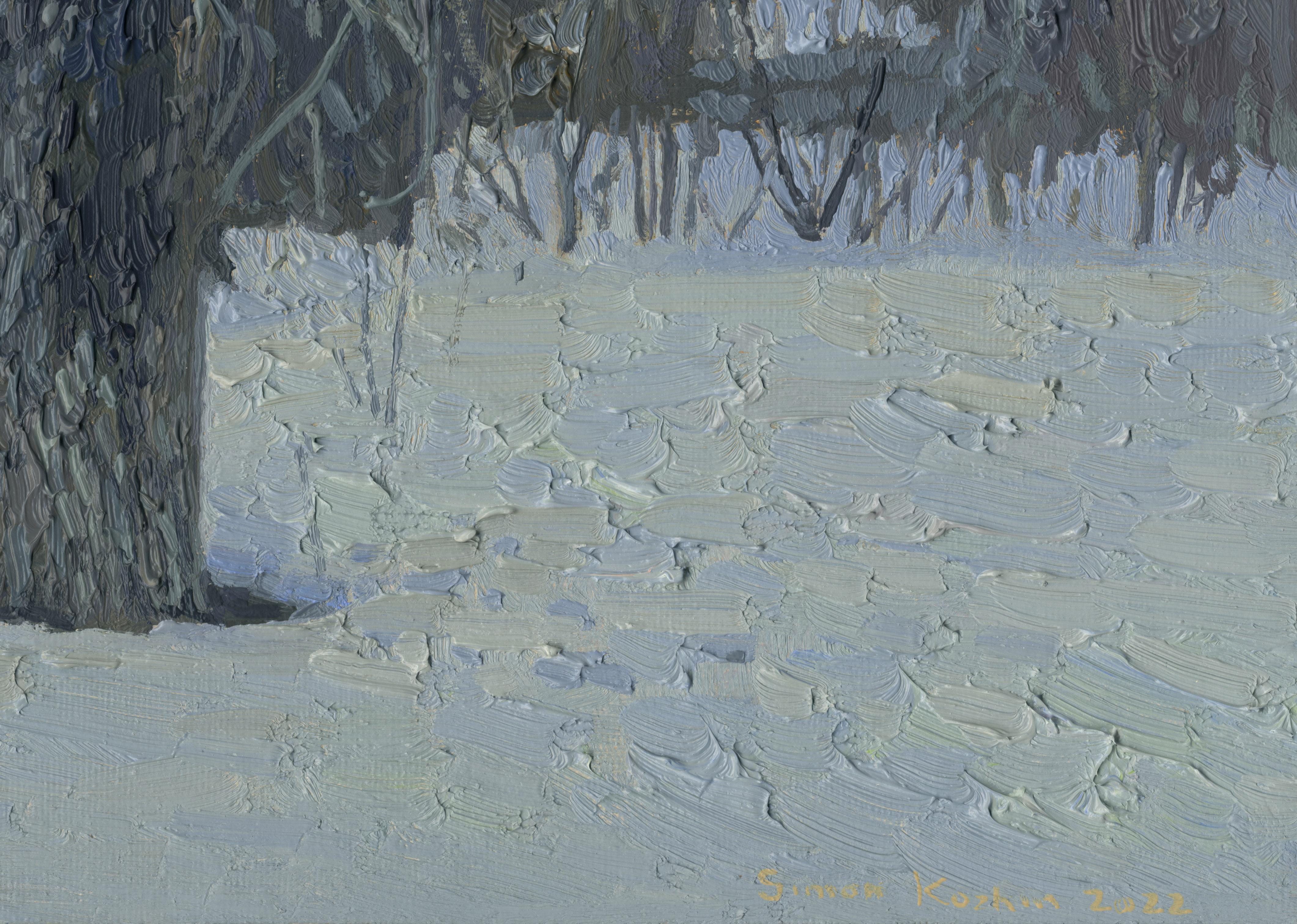 Una serena escena invernal presenta árboles desnudos contra un cielo oscuro con toques de luz amarilla y verde que se filtran entre las ramas. La nieve cubre el suelo, mostrando sutiles cambios de color y textura, que sugieren el frío tranquilo de