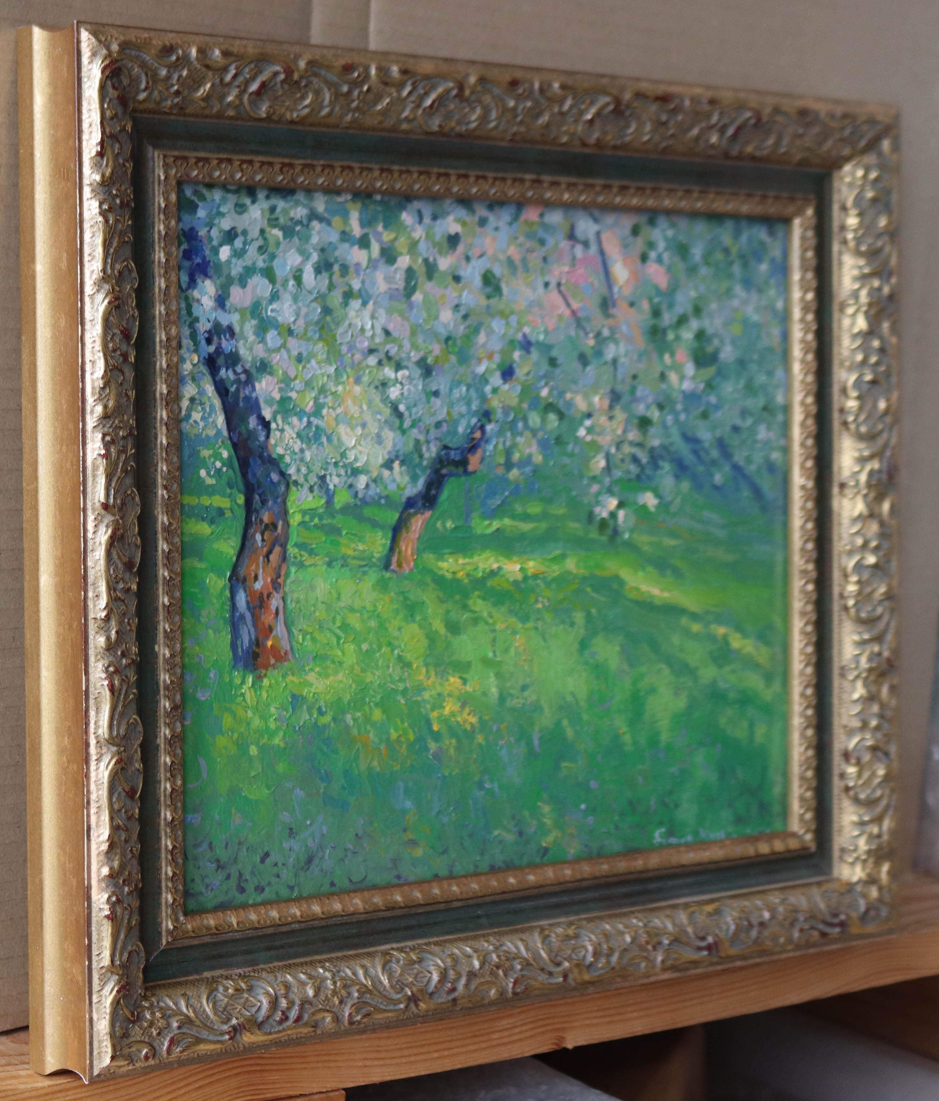 Gli ultimi raggi di sole a maggio, quando i giardini del parco Kolomenskoye sono in fiore, sono sottili relazioni di colore. La luce va nello spettro del rosso e i verdi freschi e brillanti, come tonalità opposta, creano riflessi e valori