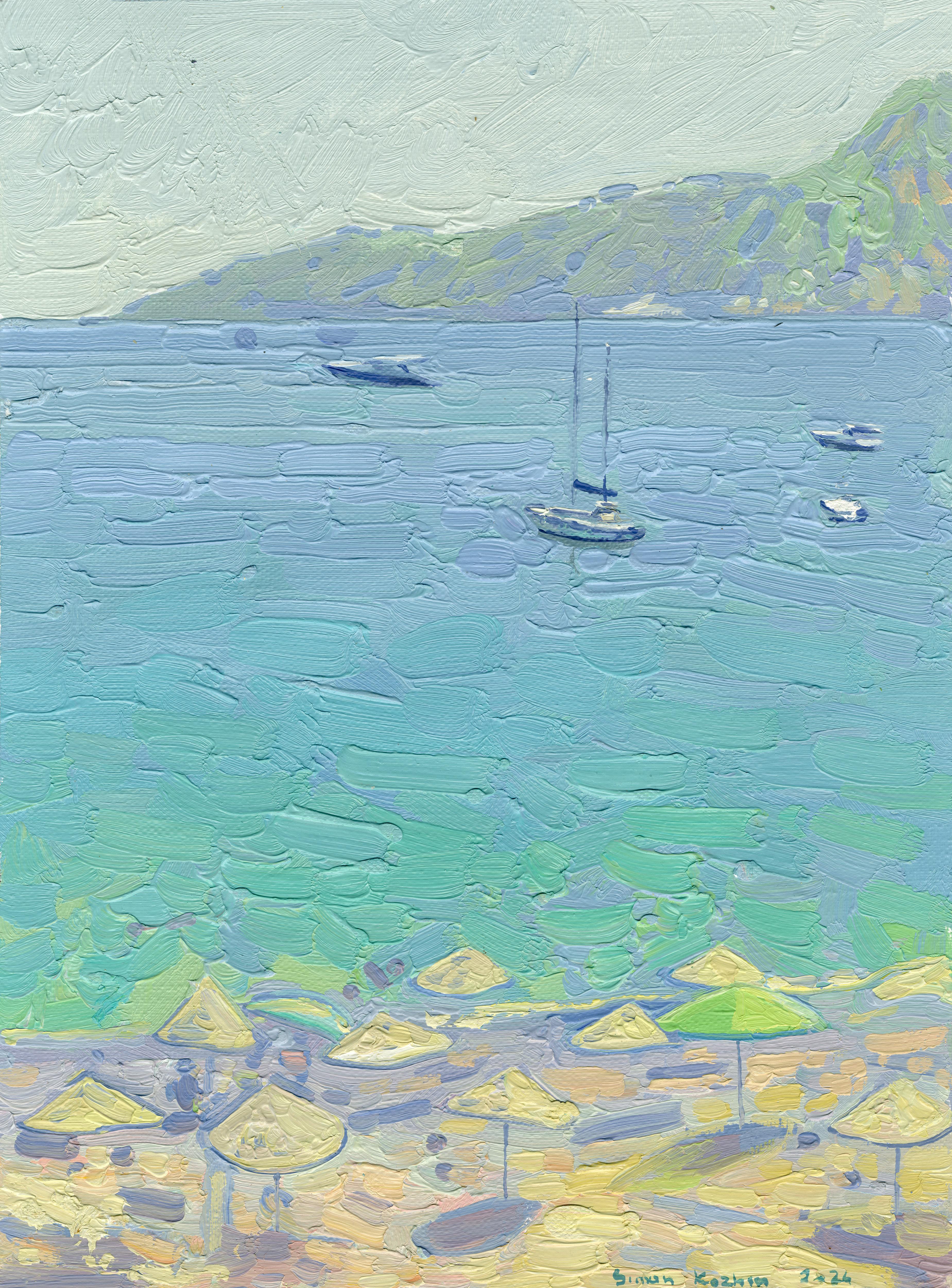 Yachten und Sonnenschirme am Strand