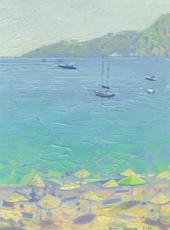 Yachten und Sonnenschirme am Strand