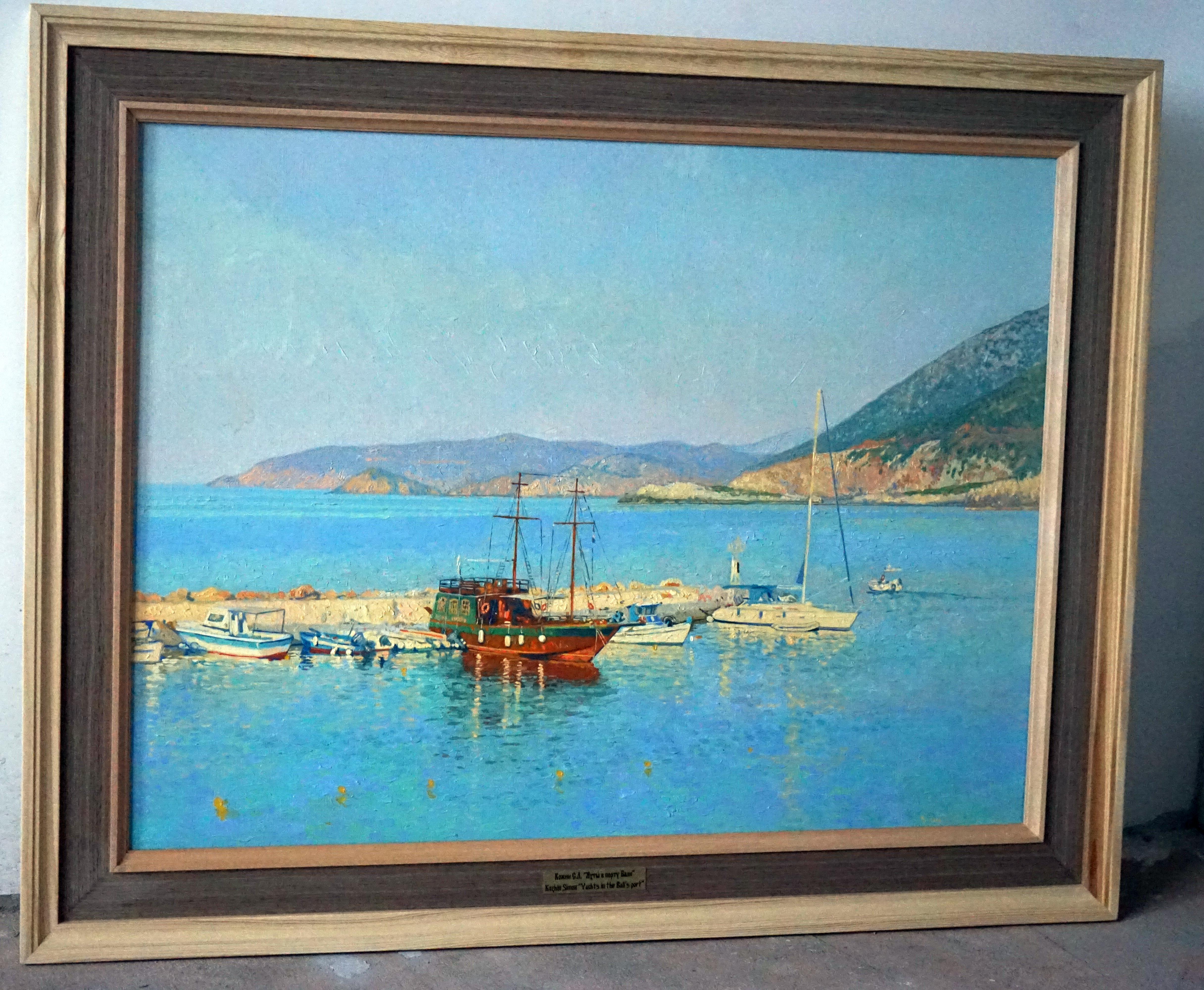 Yates en la bahía de Bali, Pintura al óleo original Paisaje marino Paisaje montañoso, Grande - Figurative Painting Gris de Simon Kozhin