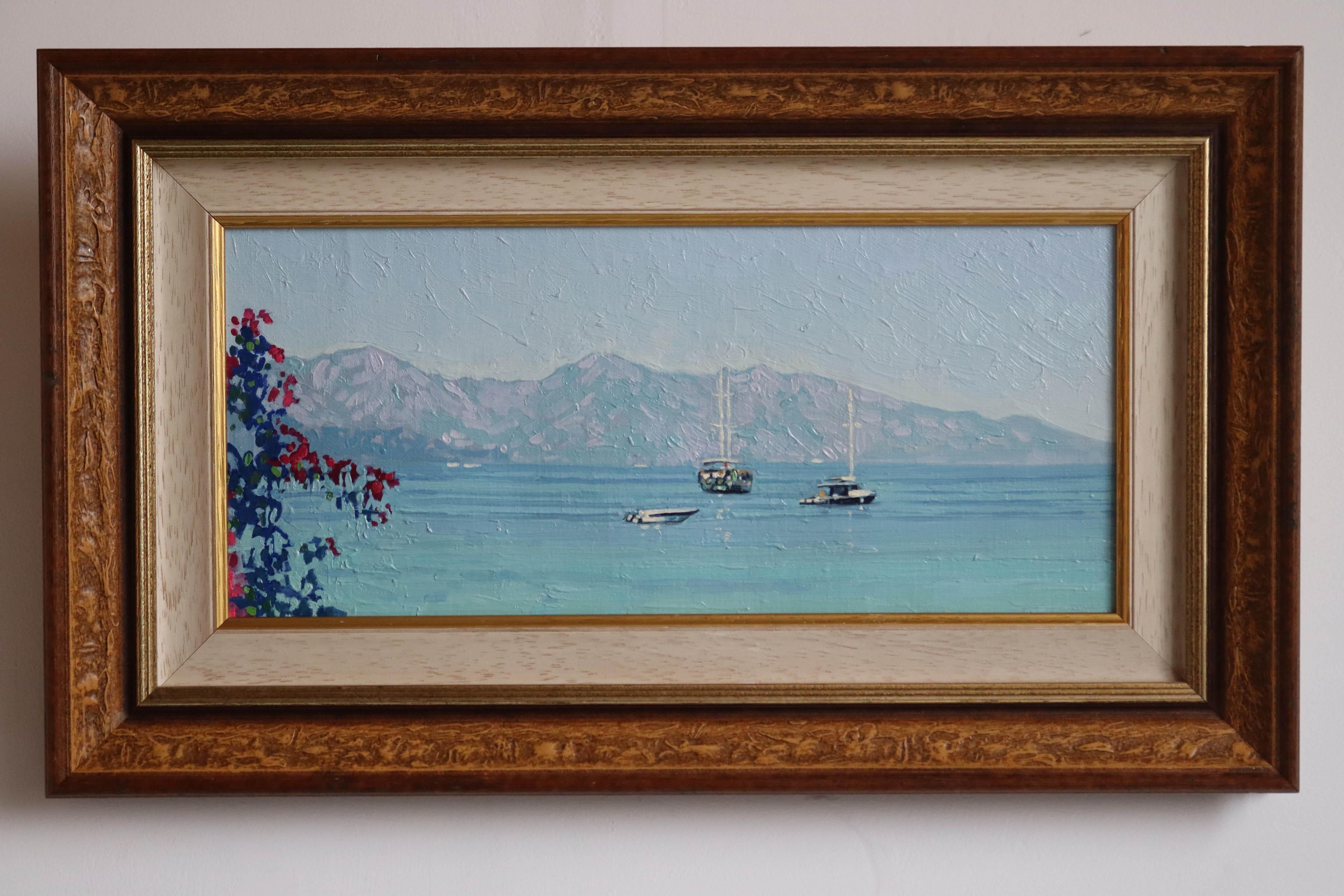 In diesem Plain Air Gemälde stellt der Künstler eine sonnige Küstenlandschaft der Türkei mit drei Segelbooten dar, die sanft im ruhigen türkisfarbenen Wasser von Turunc vertäut sind. Die fernen Berge bilden eine majestätische Kulisse, deren