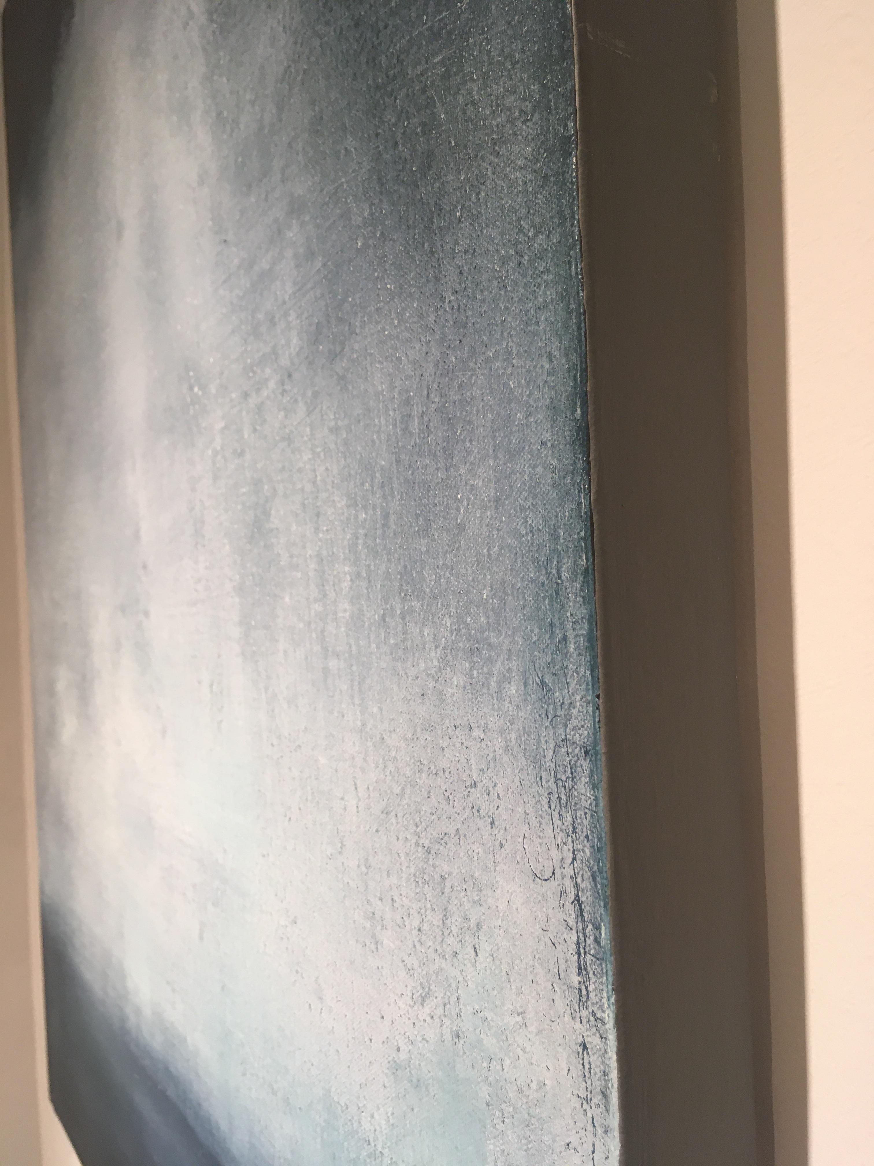 Wave After Wane - toile à l'huile contemporaine abstraite de paysage de surf bleu-gris - Contemporain Painting par Simon Ledson