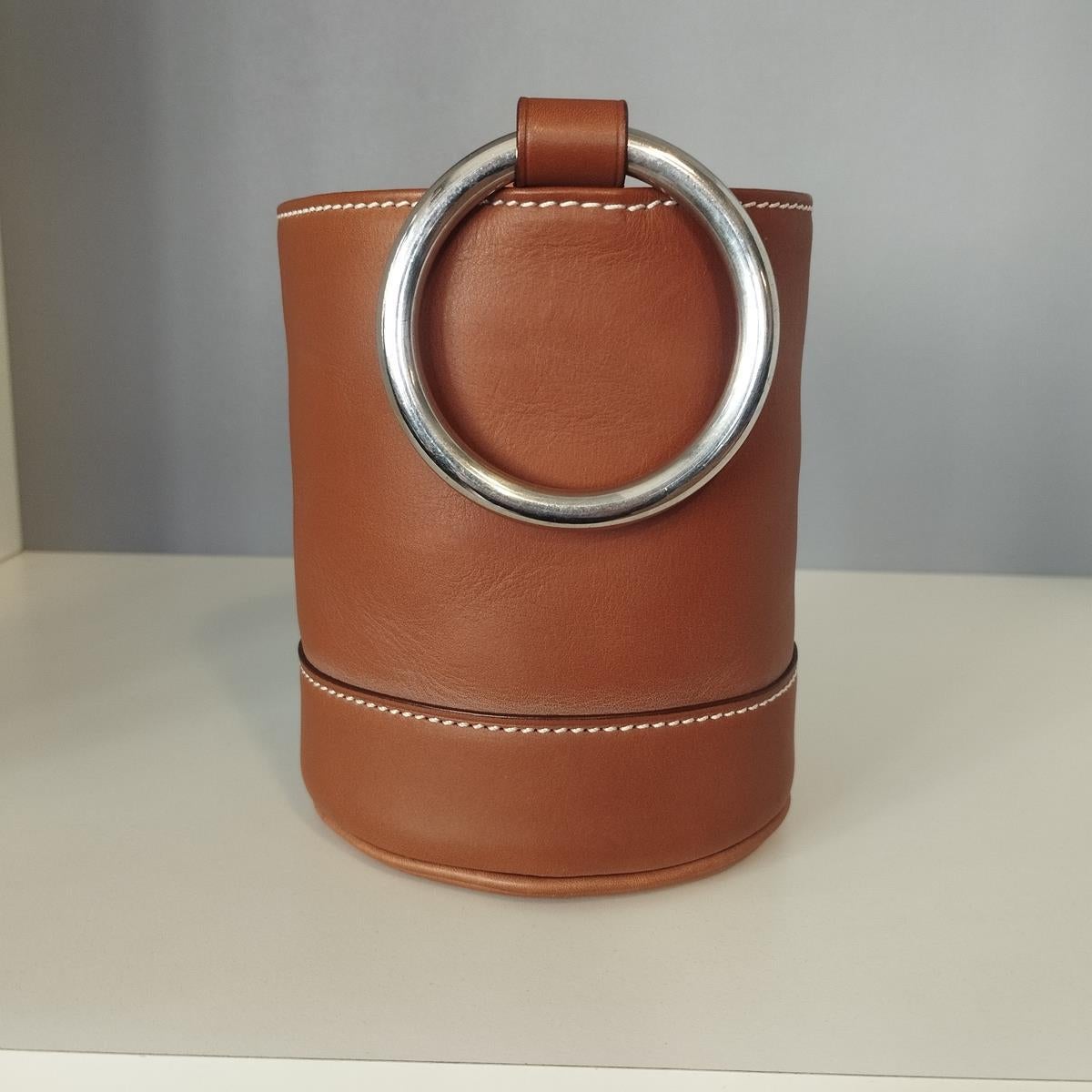 Leather
Brown color
Metal rings handles
Cm 14 x 11 (5,5 x 4,33 inches)
Free Express shipping via Fedex or DHL