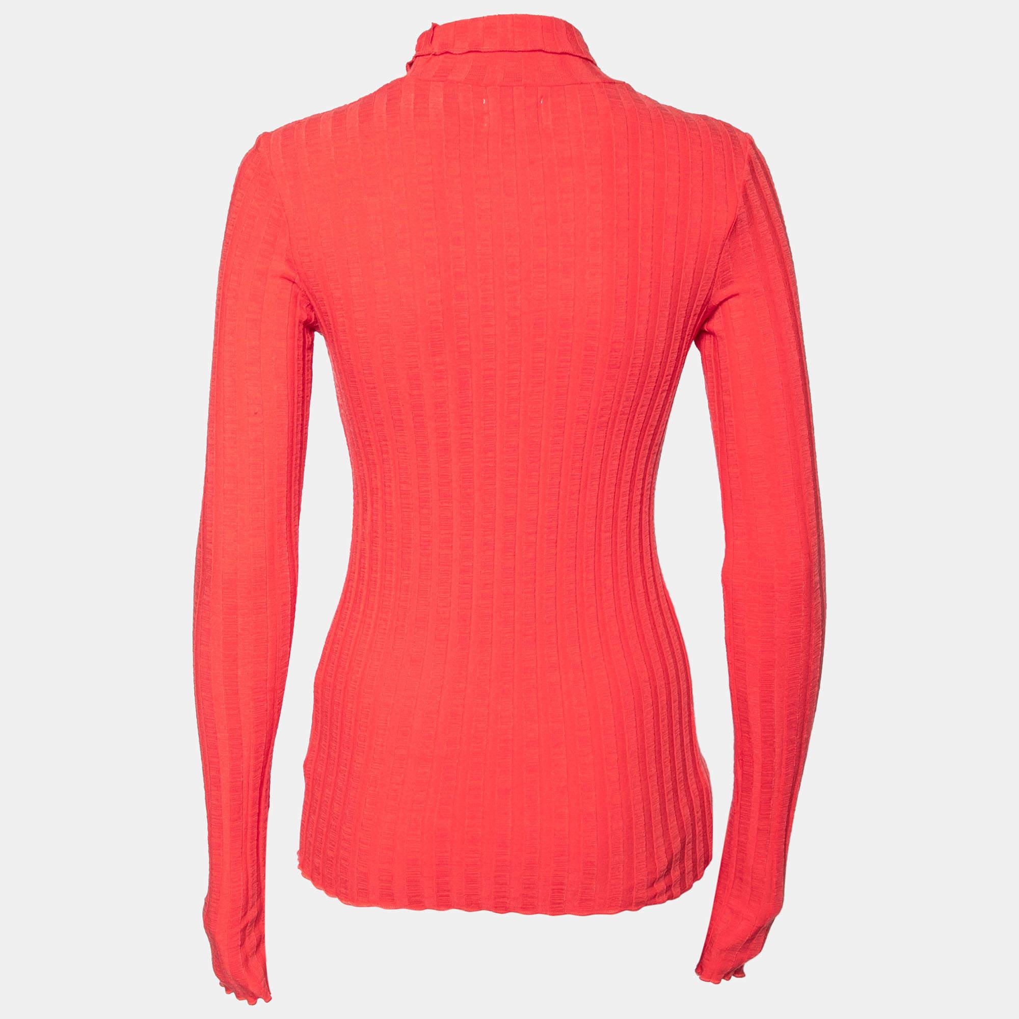 An ideal pick for the cold weather this Simon Miller sweater is an elevated and timeless choice. It has been crafted using soft fabrics in an orange shade and finished off with a turtle neck and long sleeves.