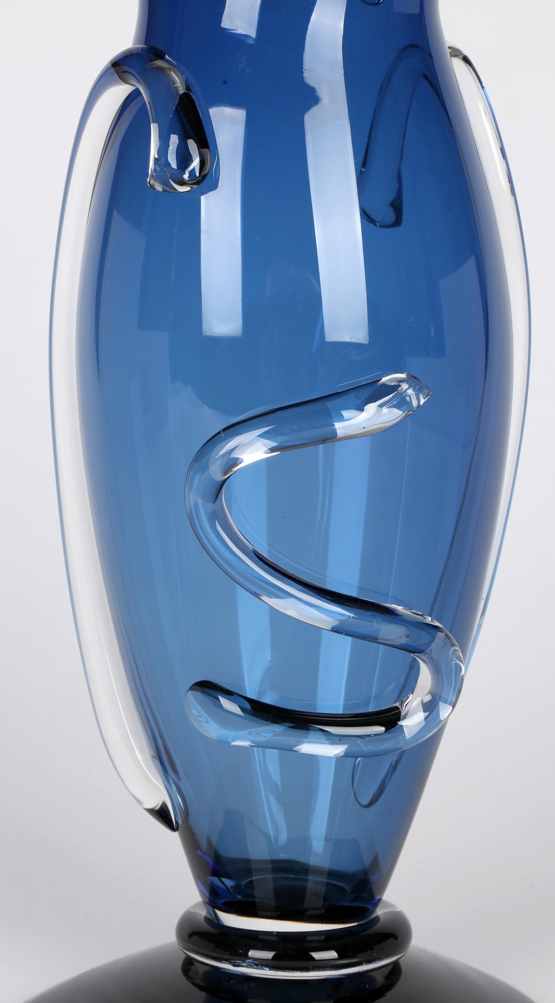 Vase en verre d'art bleu soufflé à la main anglais Simon Moore, daté de 1989 en vente 7