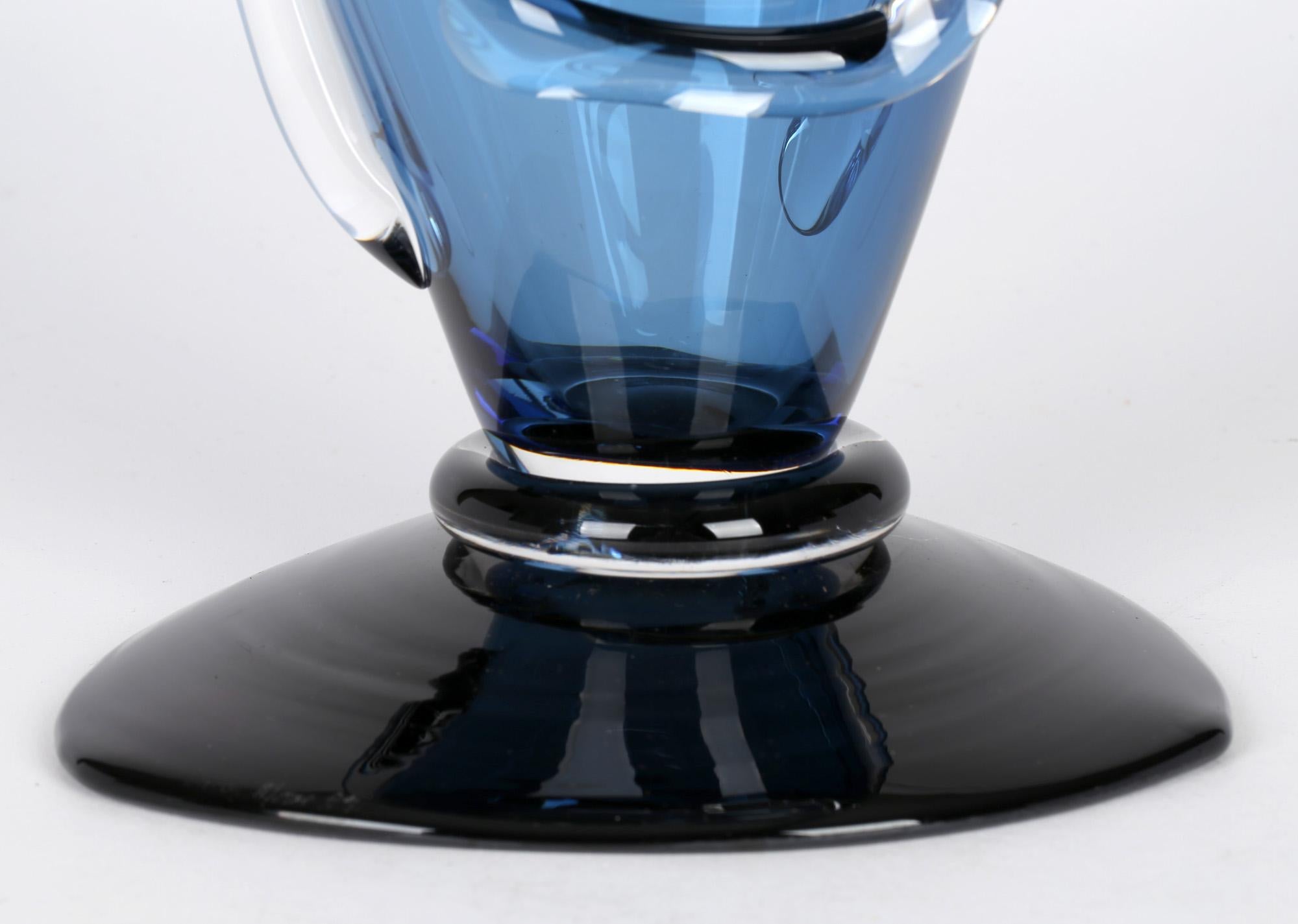 Vase en verre d'art bleu soufflé à la main anglais Simon Moore, daté de 1989 en vente 8