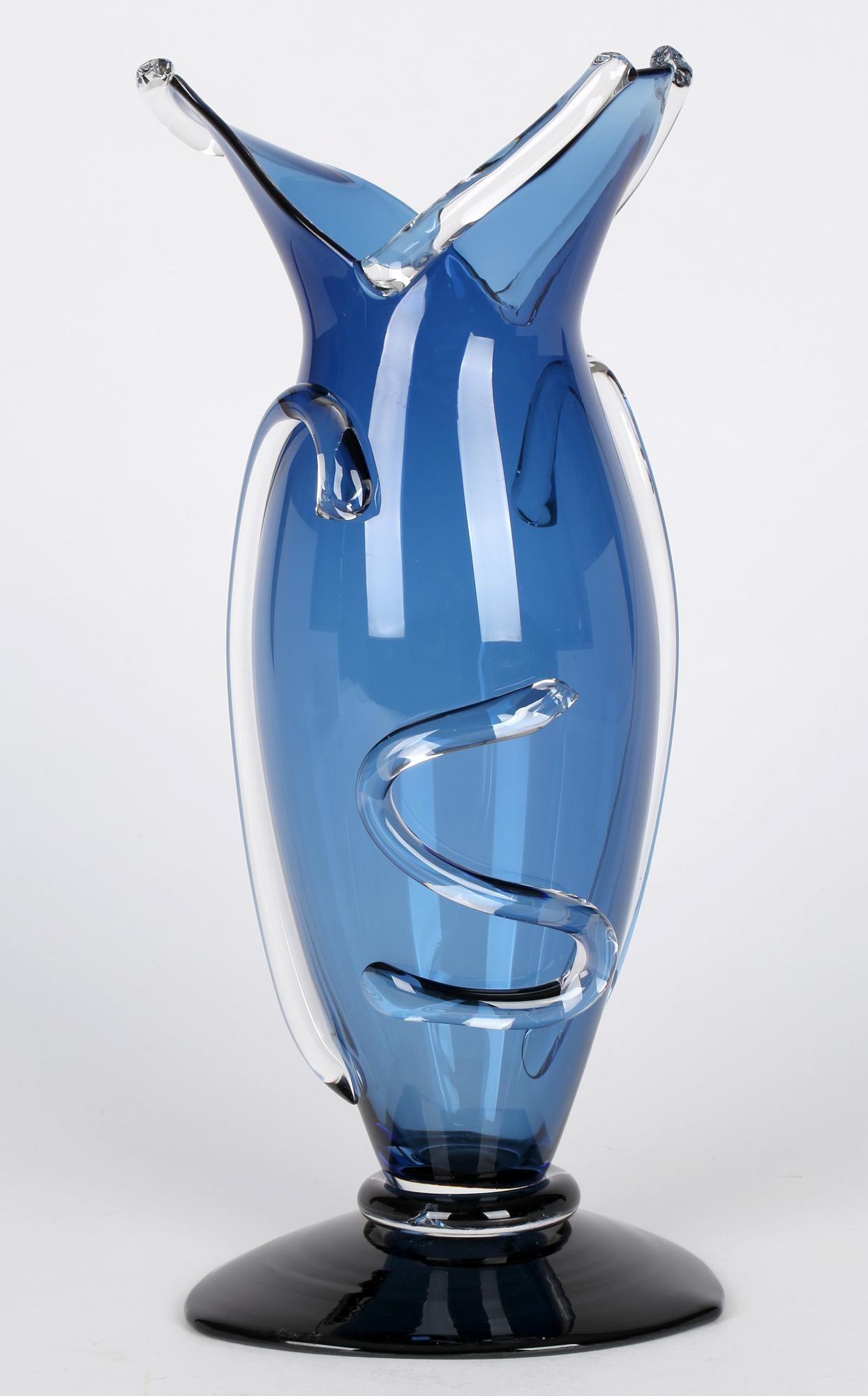 Vase en verre d'art bleu soufflé à la main anglais Simon Moore, daté de 1989 en vente 9