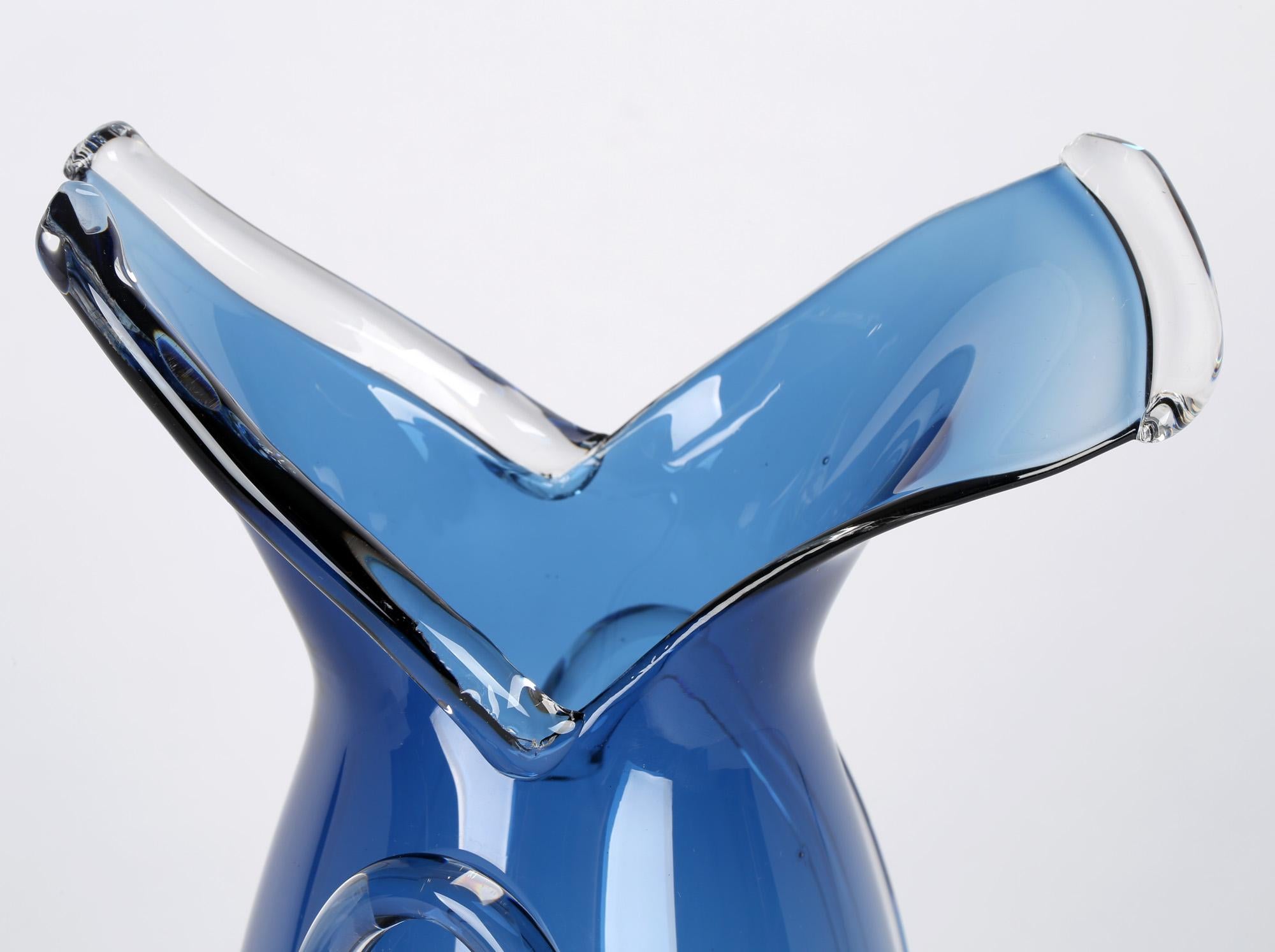 Moderne Vase en verre d'art bleu soufflé à la main anglais Simon Moore, daté de 1989 en vente
