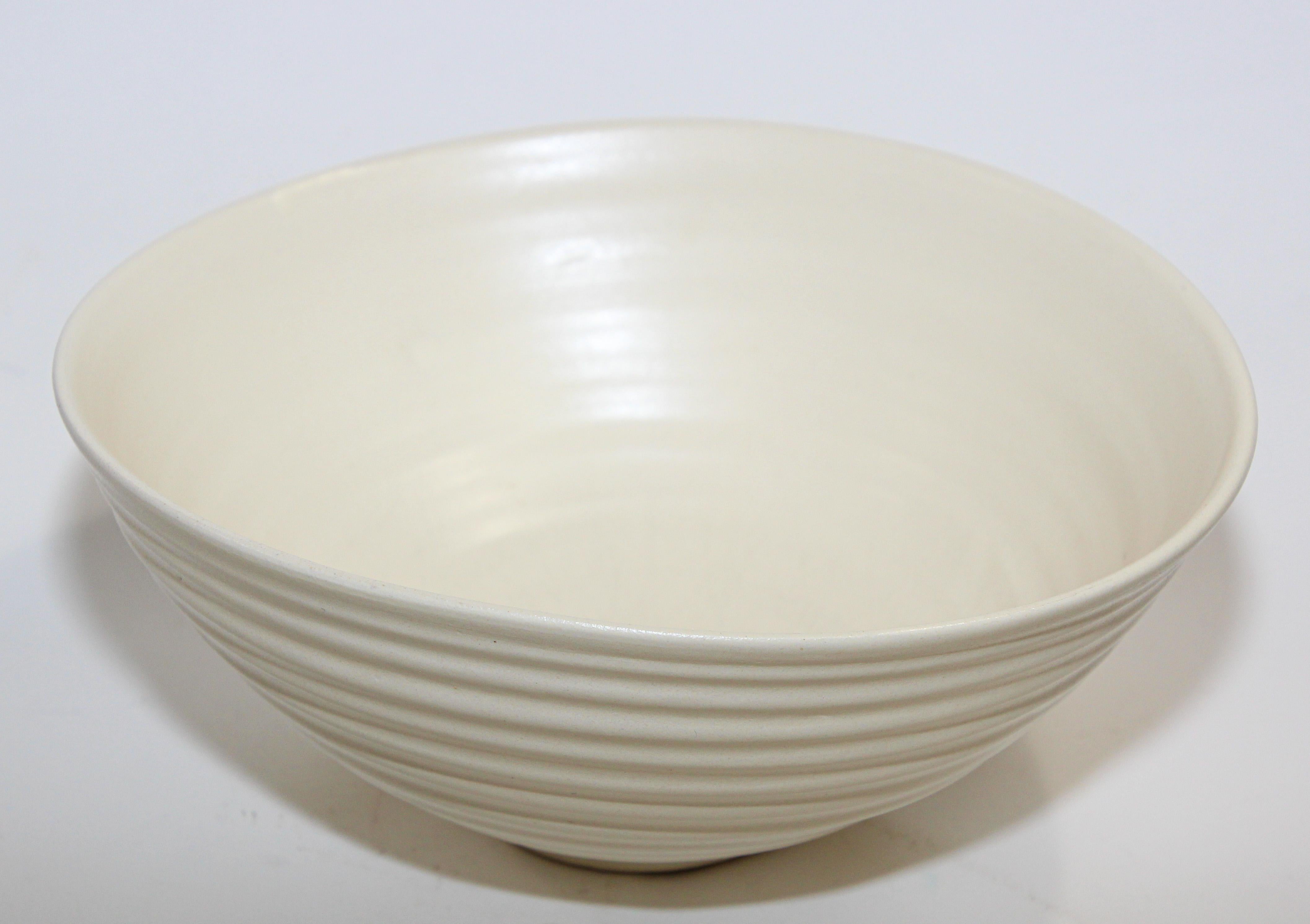 Simon Moore studio hand made ceramic, pottery bowl, free form.
Couleur blanche, signé.
Style japonais, très délicat et léger.