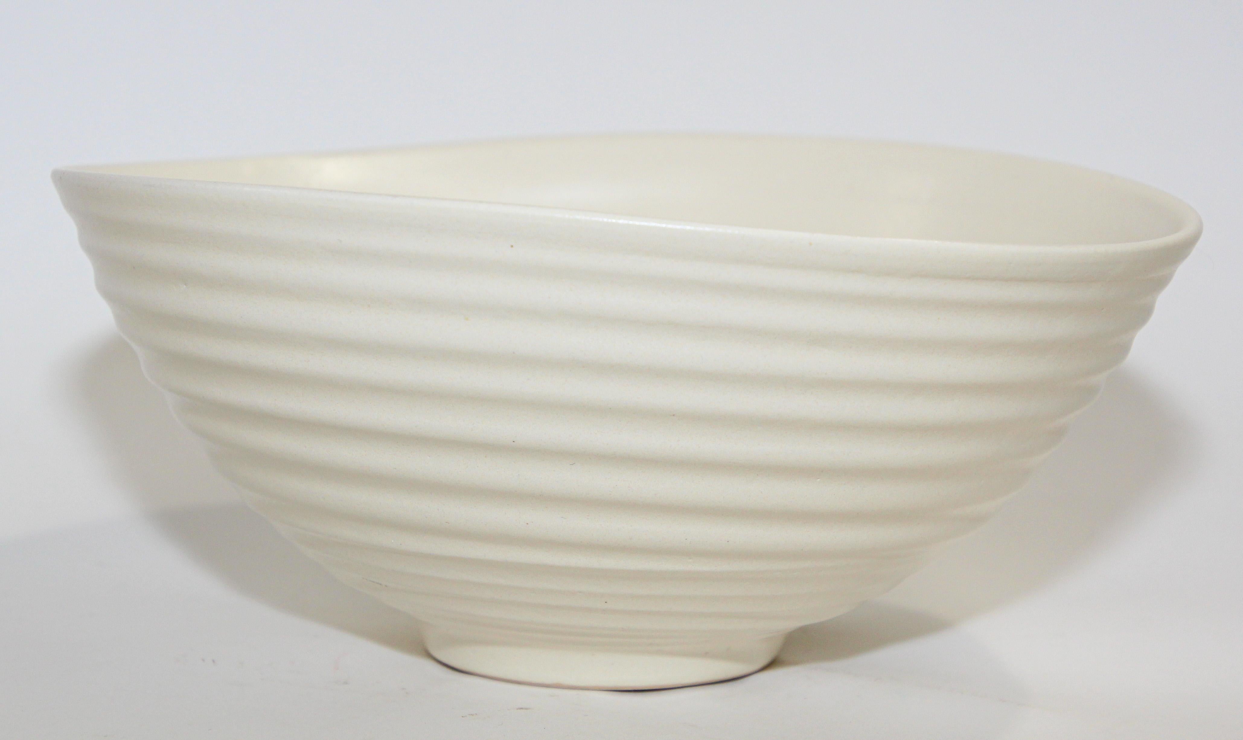 Simon Moore Studio Handgefertigte weiße Schale aus Keramik  (Organische Moderne) im Angebot