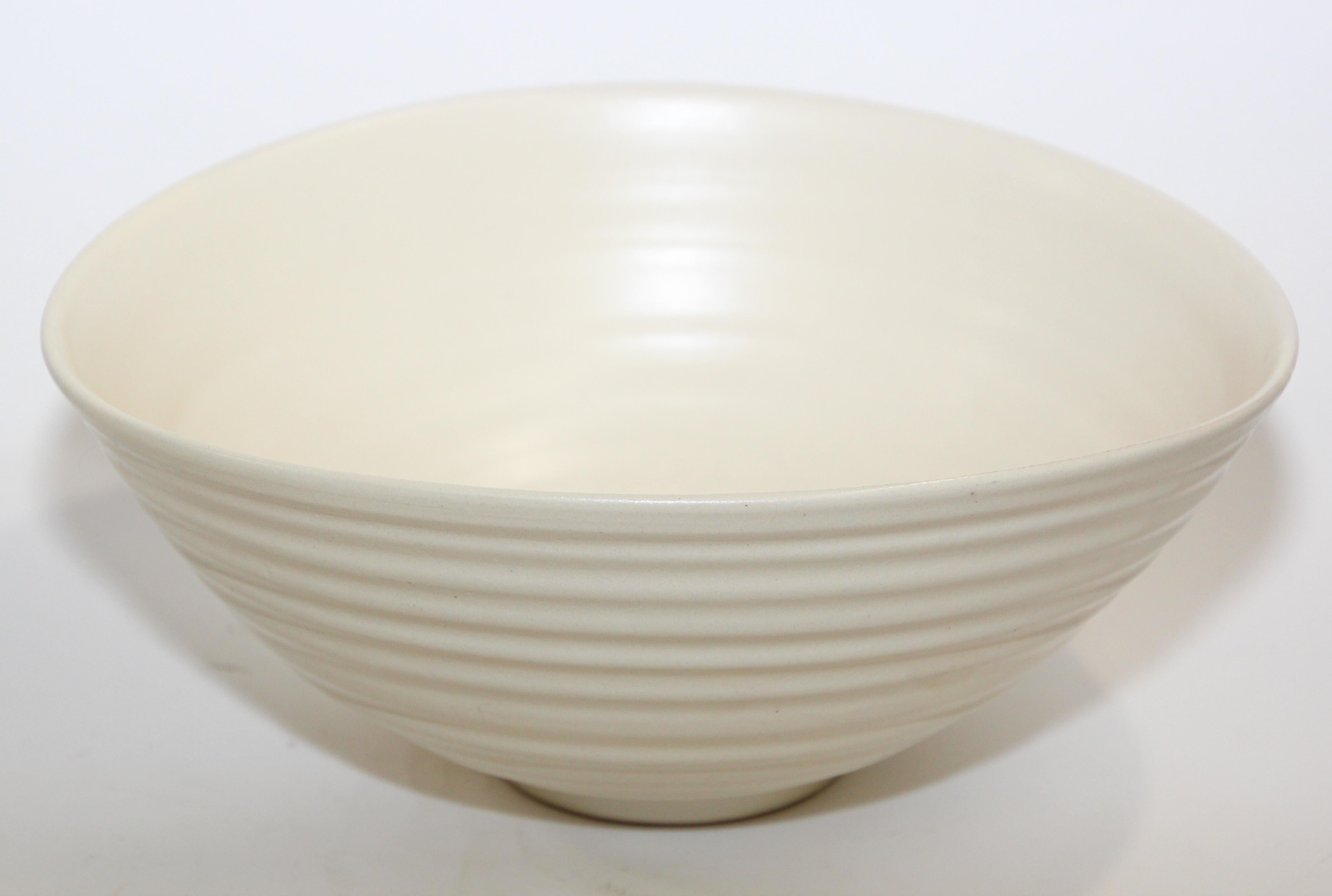 20ième siècle Bol blanc en poterie fait à la main Simon Moore Studio  en vente