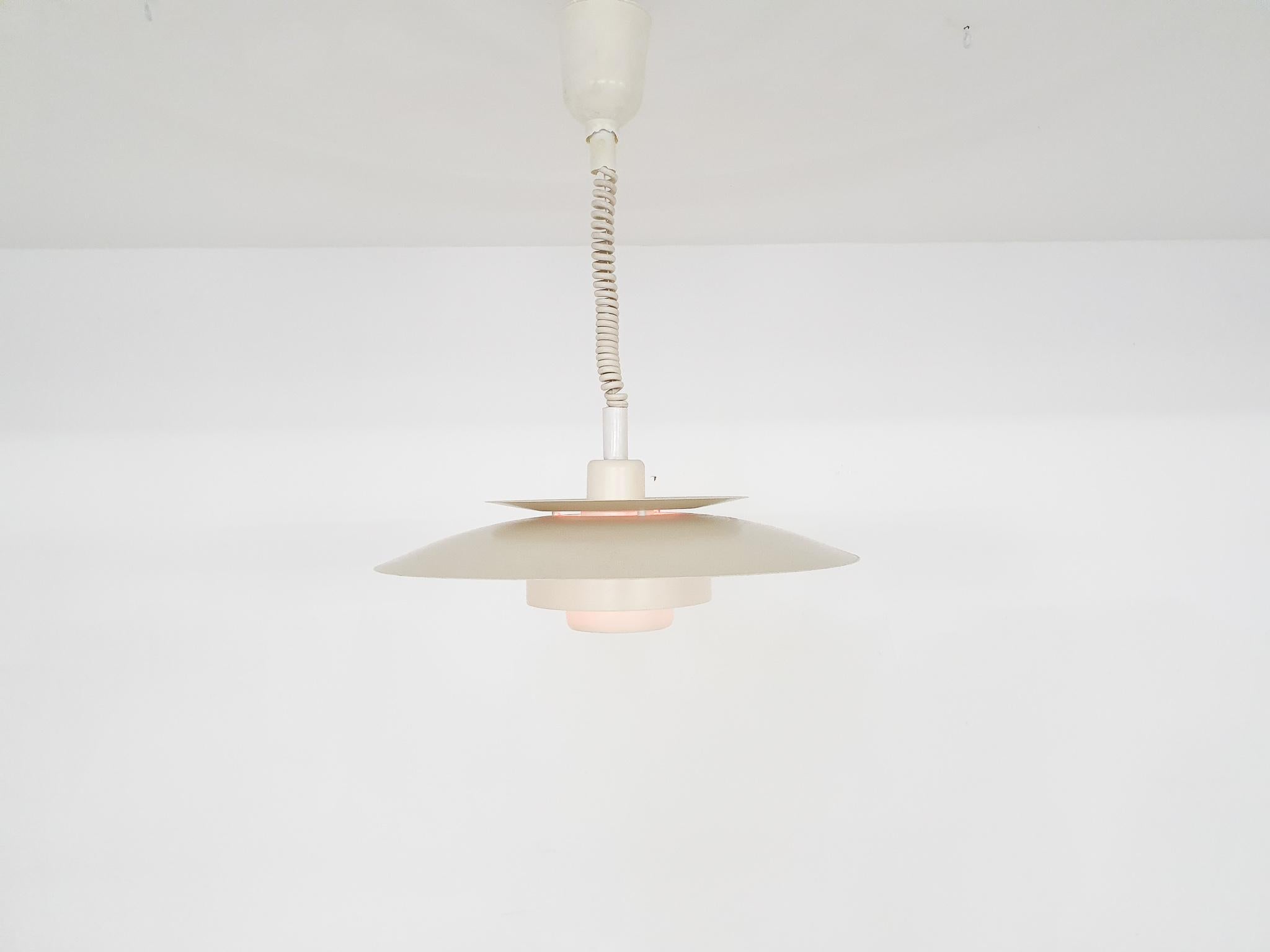 White aluminum pendant light by Simon P. Henningsen for Lyskaer Belysning.
The lamp can be adjusted in height form 60 to 154 cm. The original plastic ceiling cap is damaged, but can be changed.
