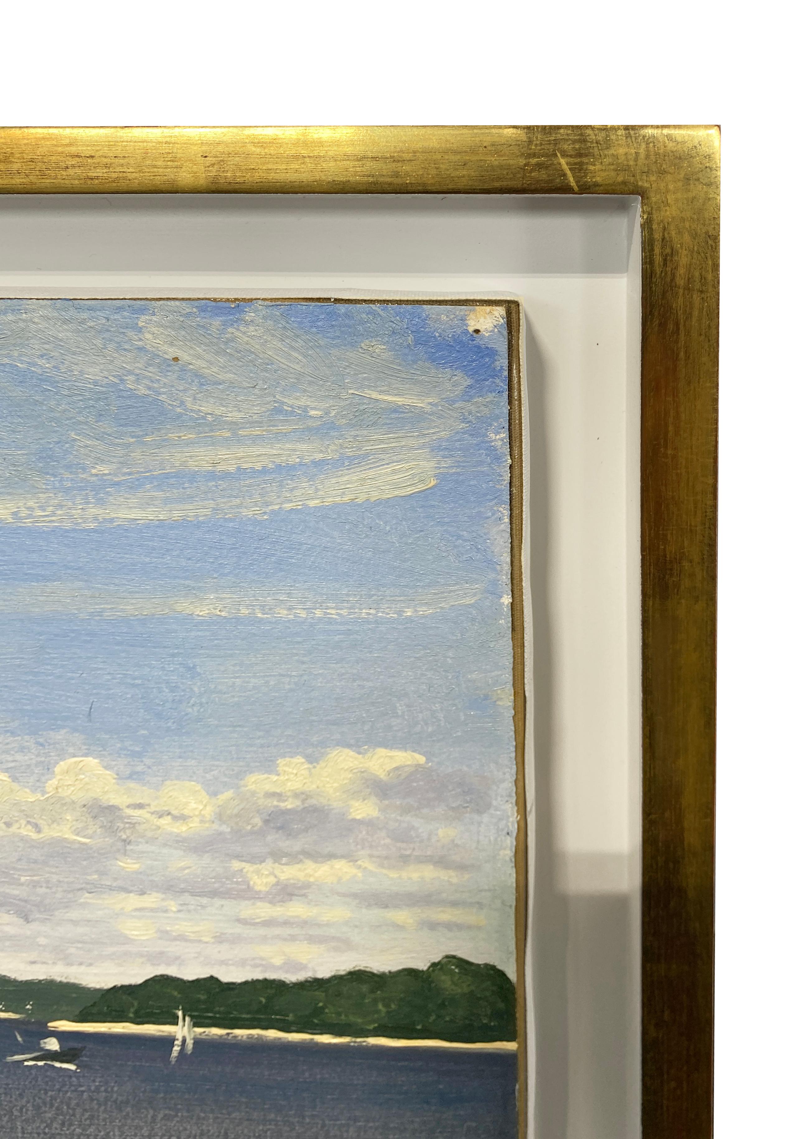 Das in der Nähe von East Hampton, Long Island, gemalte Bild Gardiner's Bay zeigt eine hochsommerliche Segelszene, die einen weiten Blick auf Wasser und Himmel sowie das Weiß der entfernten Segelboote einfängt.  Parkes malte oft an verschiedenen