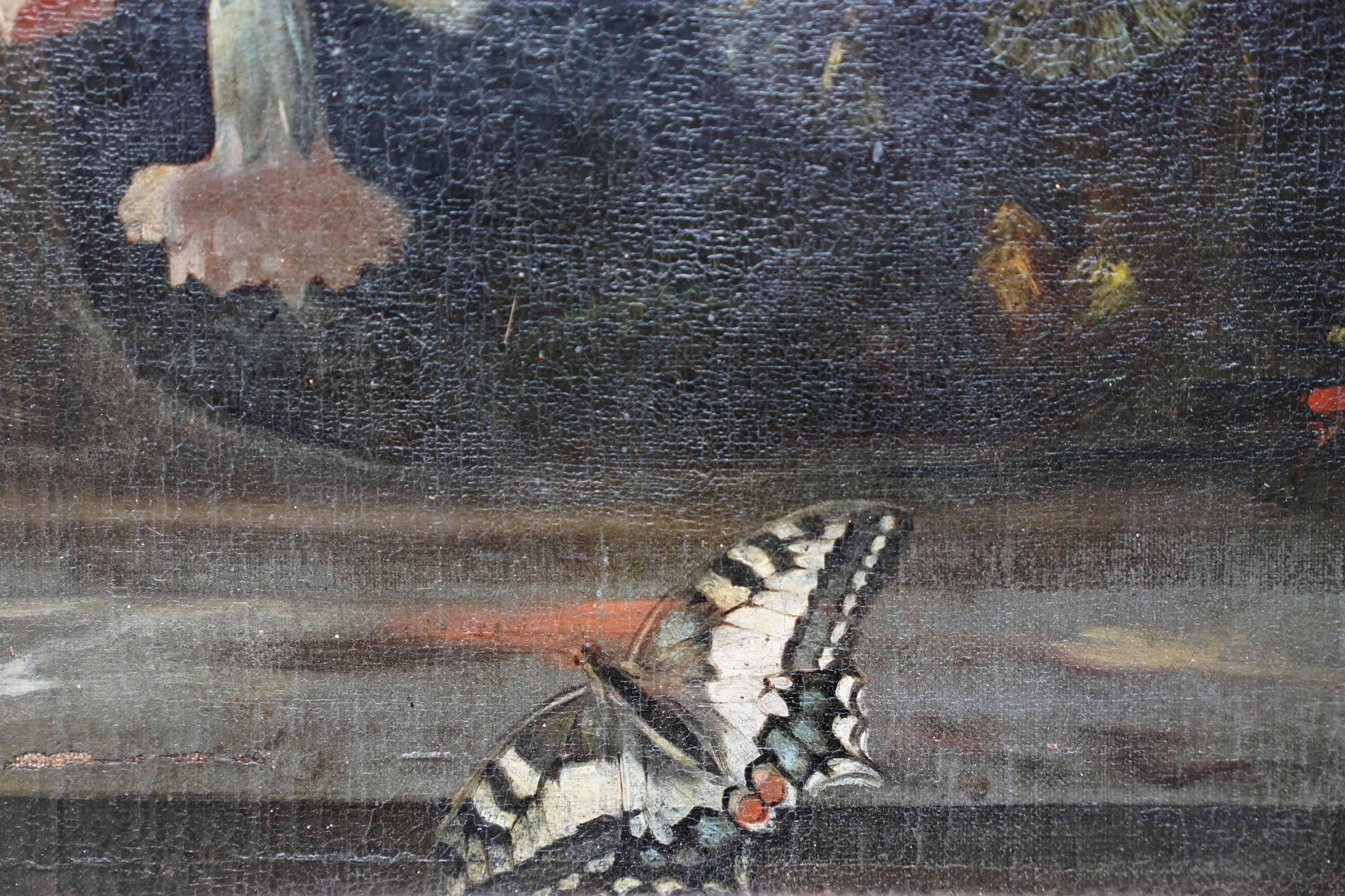 Questo splendido dipinto a olio floreale olandese del XVIII secolo del Maestro Antico dell'Età dell'Oro è attribuito a Simon Pietersz Verelst. Dipinto intorno al 1700, è una natura morta floreale di una composizione di fiori misti in un vaso su un