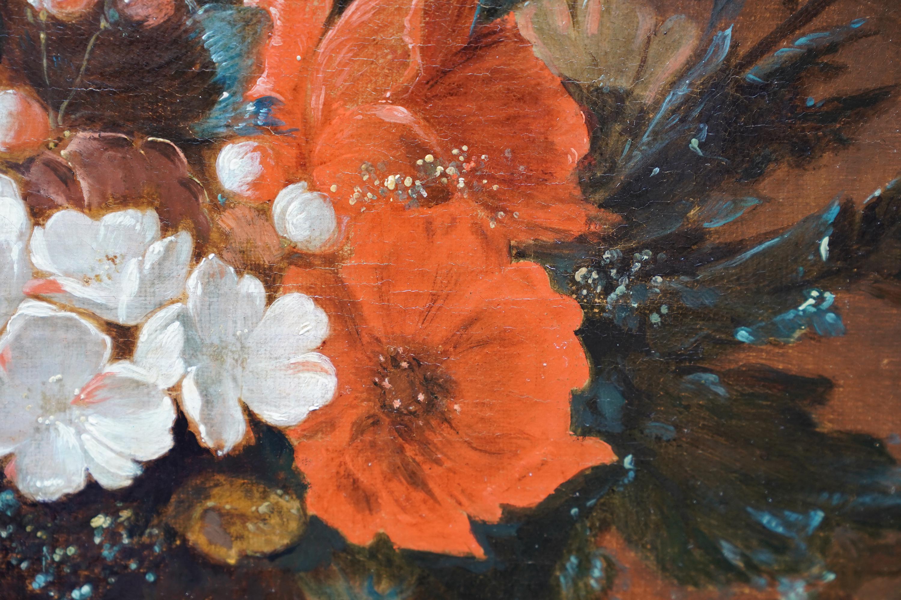 Dieses prächtige Ölgemälde eines Blumenstilllebens aus den Niederlanden wird dem Umkreis von Simon Pietersz Verelst zugeschrieben. Die um 1700 gemalte Komposition zeigt eine Glasvase mit gemischten, meist roten und weißen Blumen auf einem Tisch und