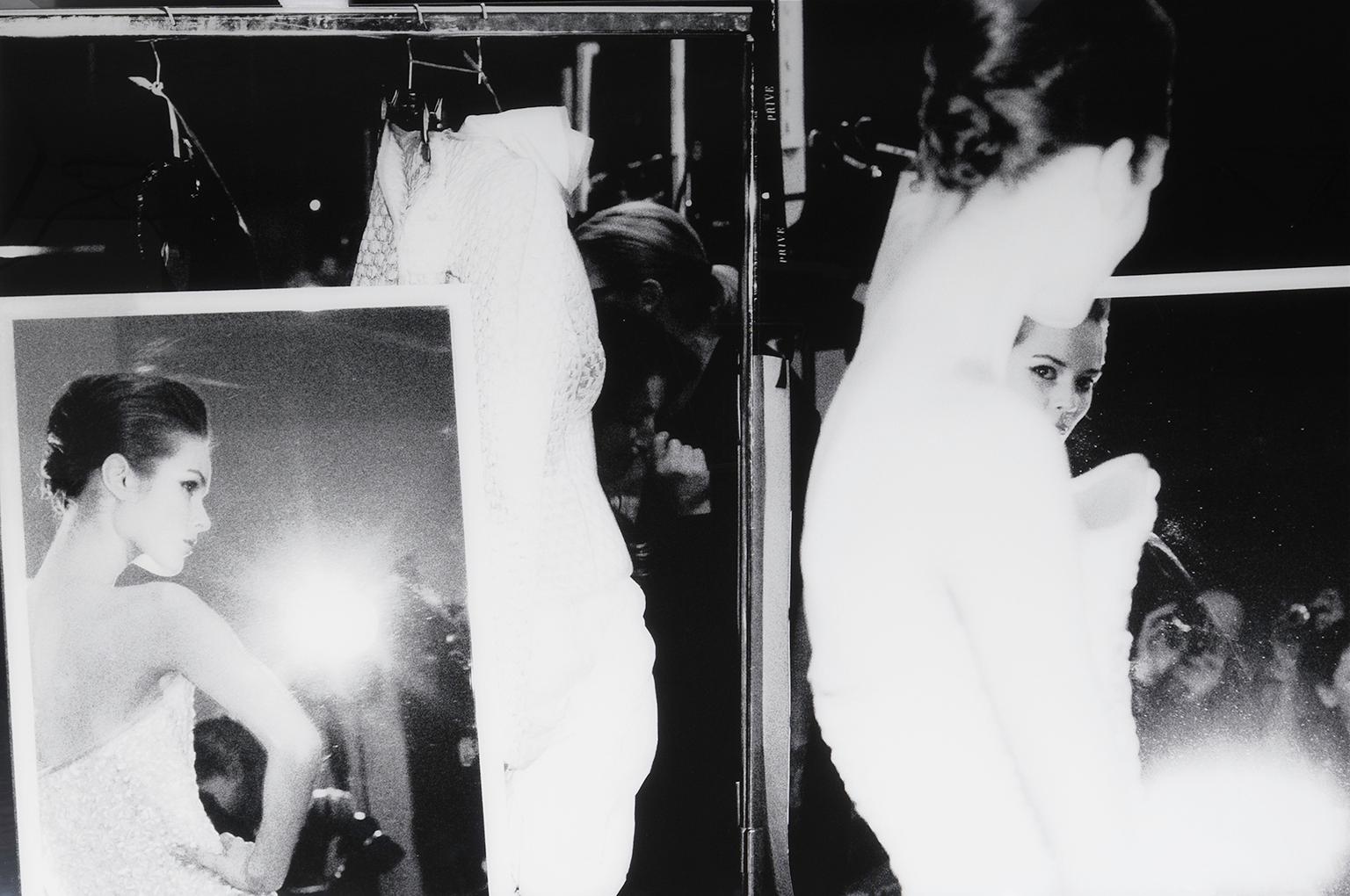„ARMANI Backstage Herbst/Winter 2006, Paris“ C-Print des Künstlers Simon Procter – Photograph von SIMON PROCTER