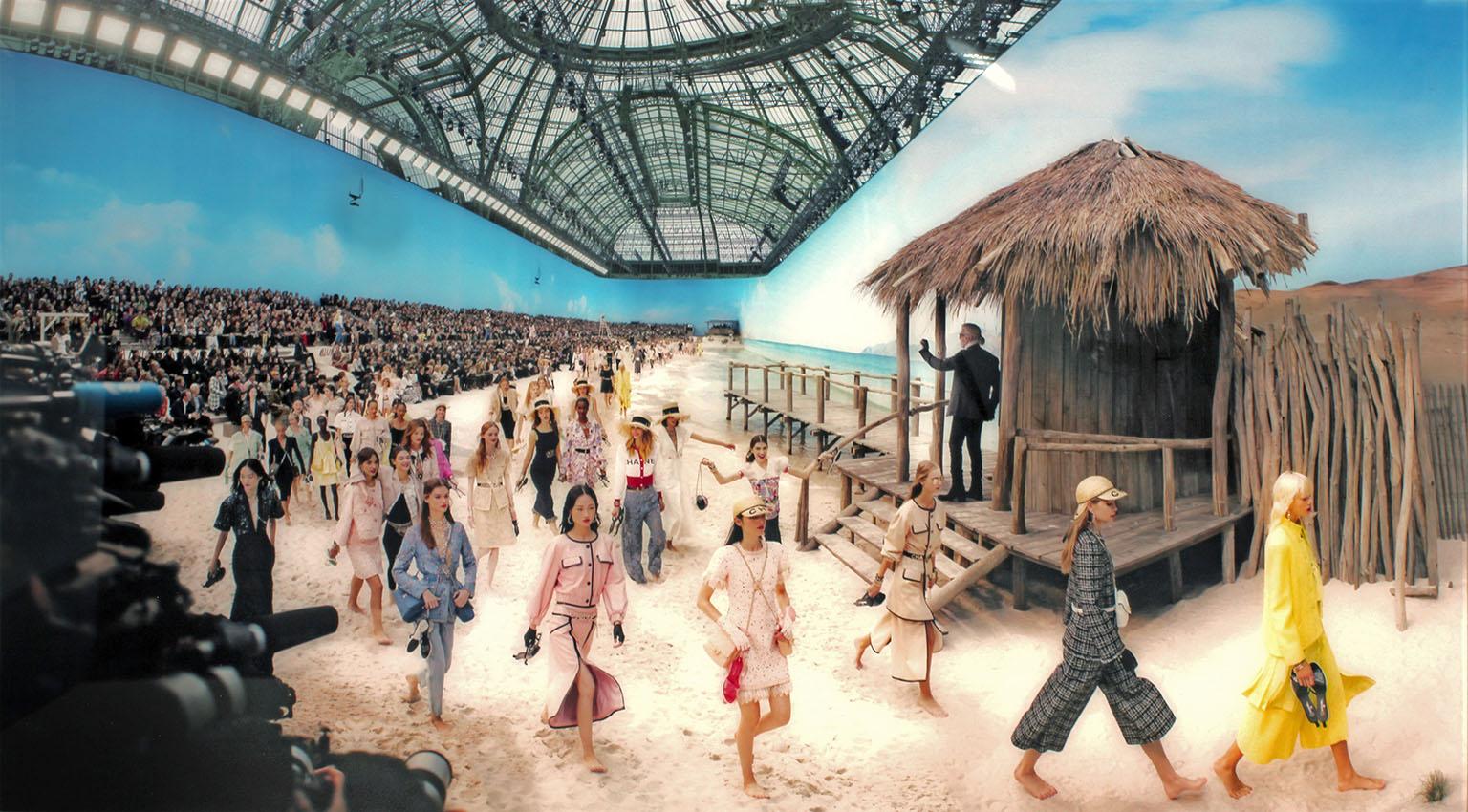 „Chanel Beach, Frühjahr/Sommer 2019, Le Grand Palais, Paris“ Simon Procter, C-Print – Photograph von SIMON PROCTER