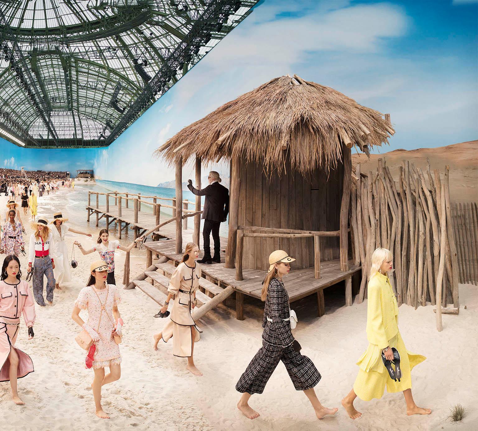„Chanel Beach, Frühjahr/Sommer 2019, Le Grand Palais, Paris“ Simon Procter, C-Print (Zeitgenössisch), Photograph, von SIMON PROCTER