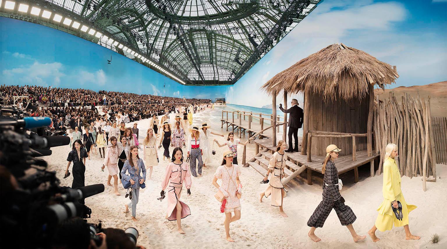SIMON PROCTER Color Photograph – „Chanel Beach, Frühjahr/Sommer 2019, Le Grand Palais, Paris“ Simon Procter, C-Print