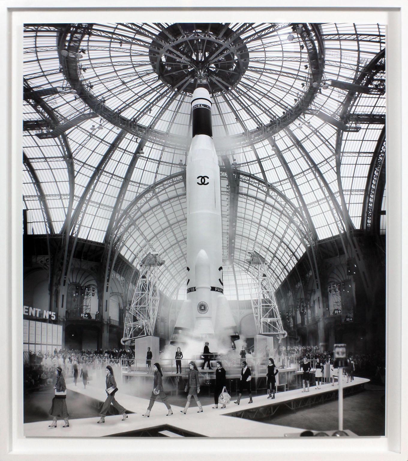 « CHANEL, Super Rocket, automne/hiver 2017, Paris » encadré C-print par Simon Procter - Photograph de SIMON PROCTER