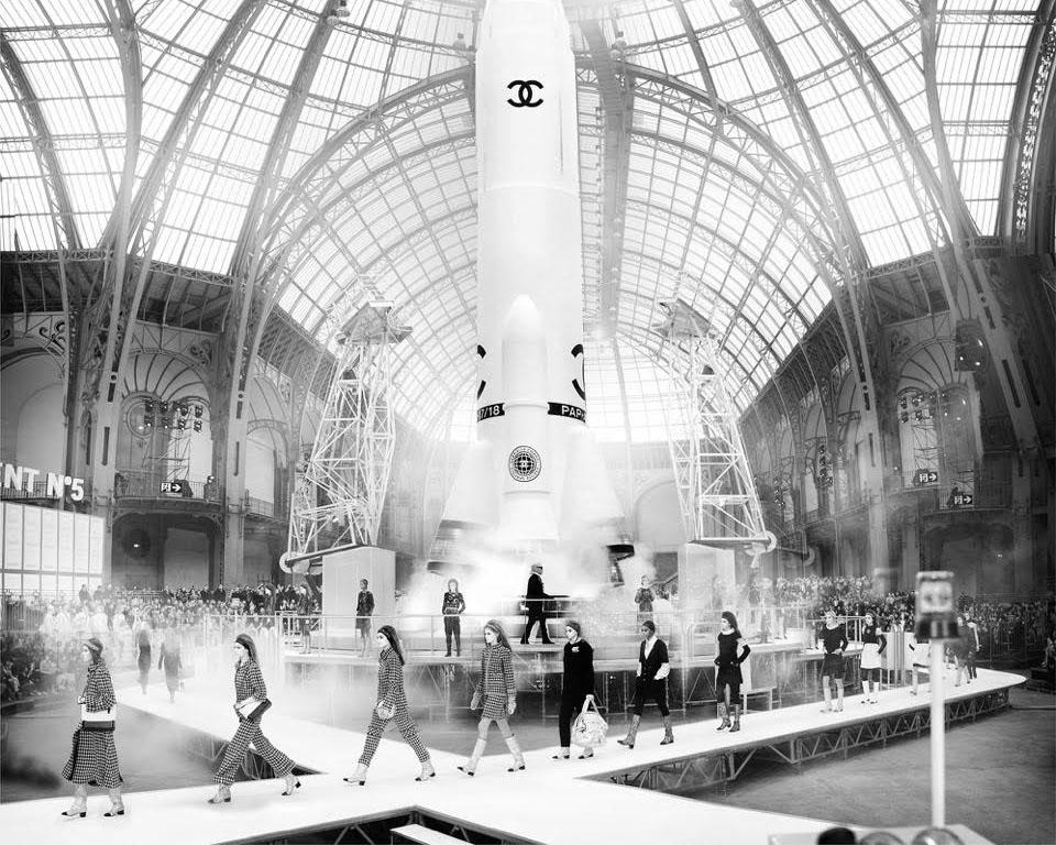 « CHANEL, Super Rocket, automne/hiver 2017, Paris » encadré C-print par Simon Procter - Contemporain Photograph par SIMON PROCTER