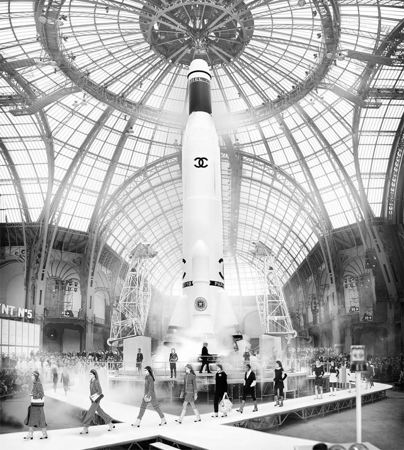 SIMON PROCTER Black and White Photograph – „CHANEL, Super Rocket, Herbst/Winter, 2017, Paris“, gerahmter C-Druck von Simon Procter
