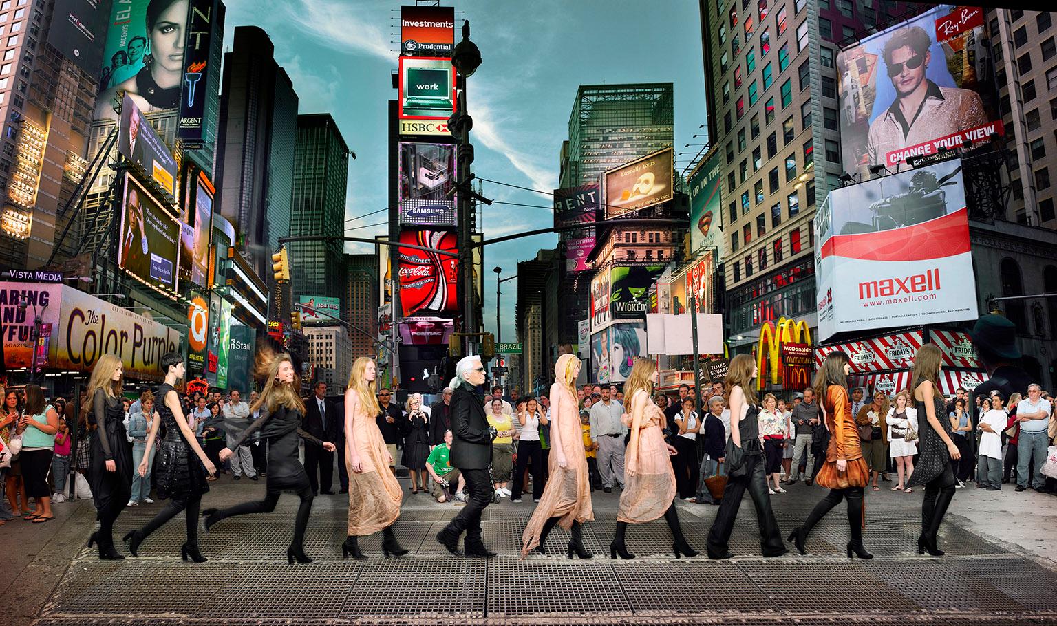 „Karl Lagerfeld am Times Square, Editorial für Harper's Bazaar 2006, NYC“